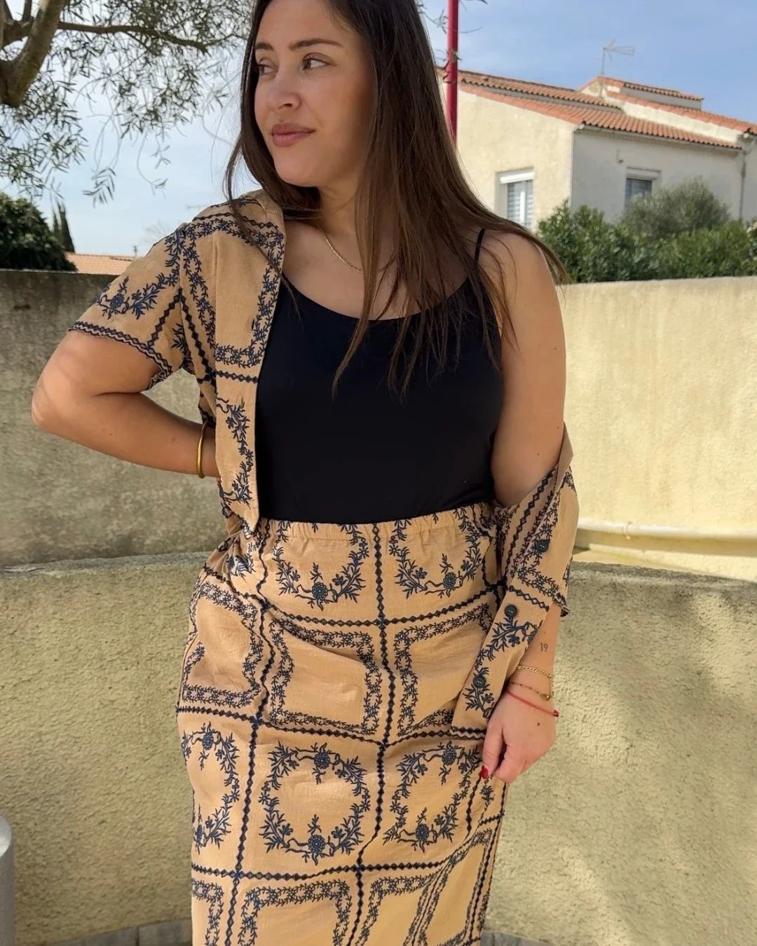 La jupe Adèle brodée bleu sur fond beige signée Hod Paris apporte une touche méditerranéenne chic à votre garde-robe