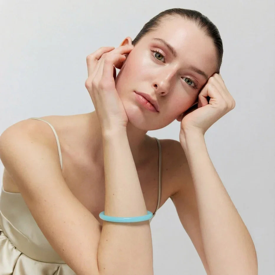 Bracelet bleu opalin style frais et contemporain