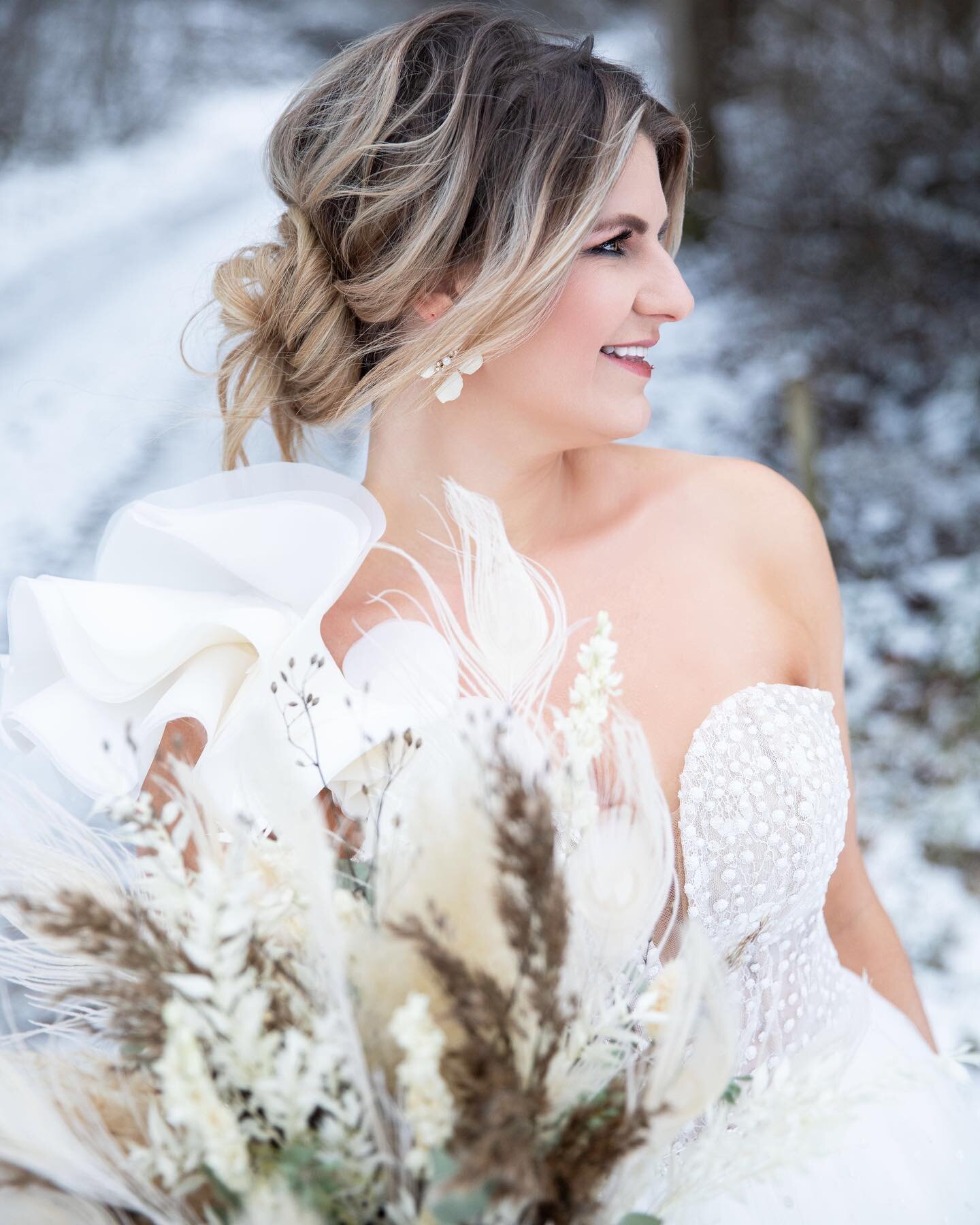 Ihr habt euch noch weitere Bilder vom SchneeShooting mit mir gew&uuml;nscht. 
Ich kann mich mal wieder nicht zwischen Farbe und schwarz-wei&szlig; entscheiden... deswegen einfach beide 😅

Habt einen tollen Tag und hoffentlich Zeit um den Schnee zu g