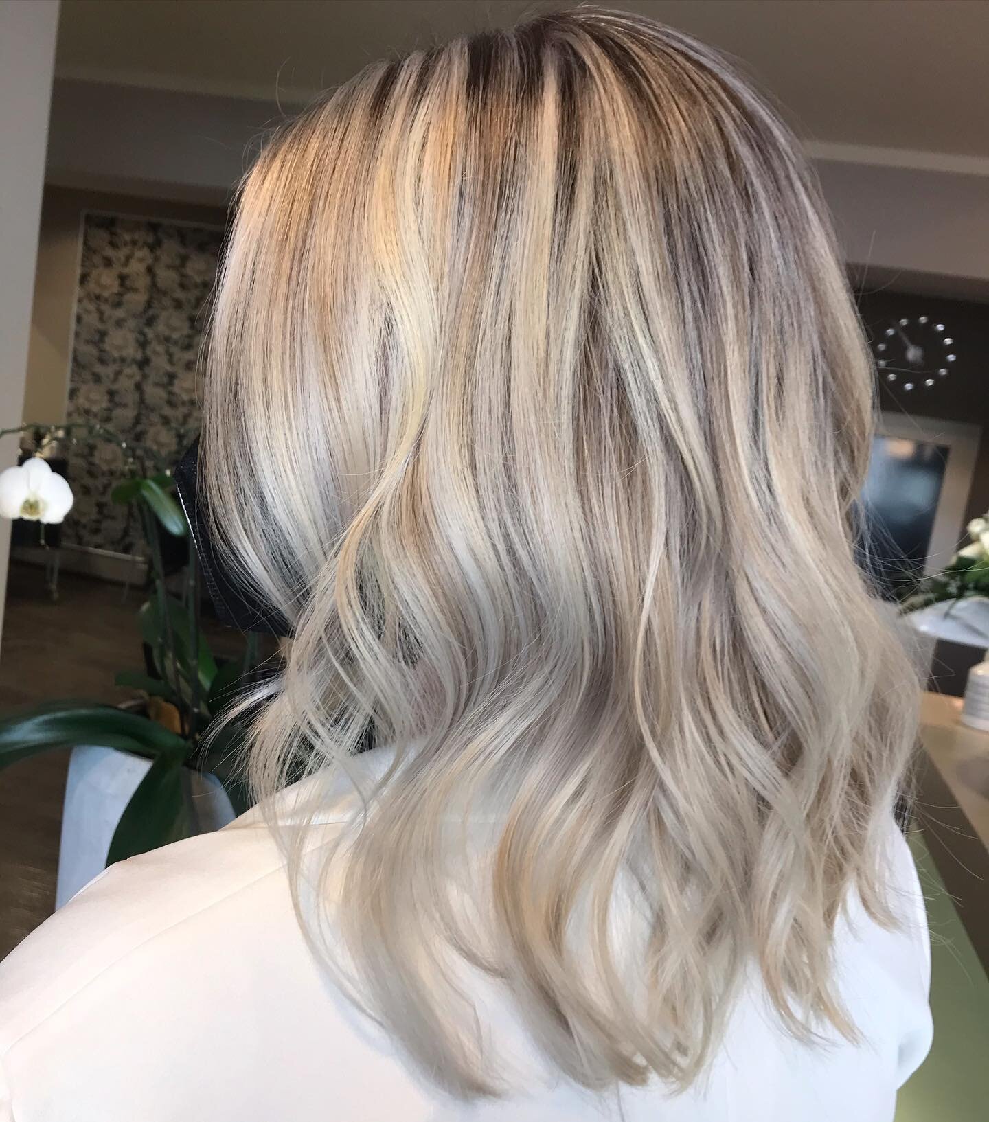 BLONDLIEBE✨
Wenn&rsquo;s in Richtung Fr&uuml;hling &amp; Sommer geht werden die Blondt&ouml;ne meist k&uuml;hler ! 
Auch diese liebe Kundin hatte den Wunsch k&uuml;hl zu werden . Und das ist das Ergebnis! Ohne Filter ~ nur am Tageslicht fotografiert!