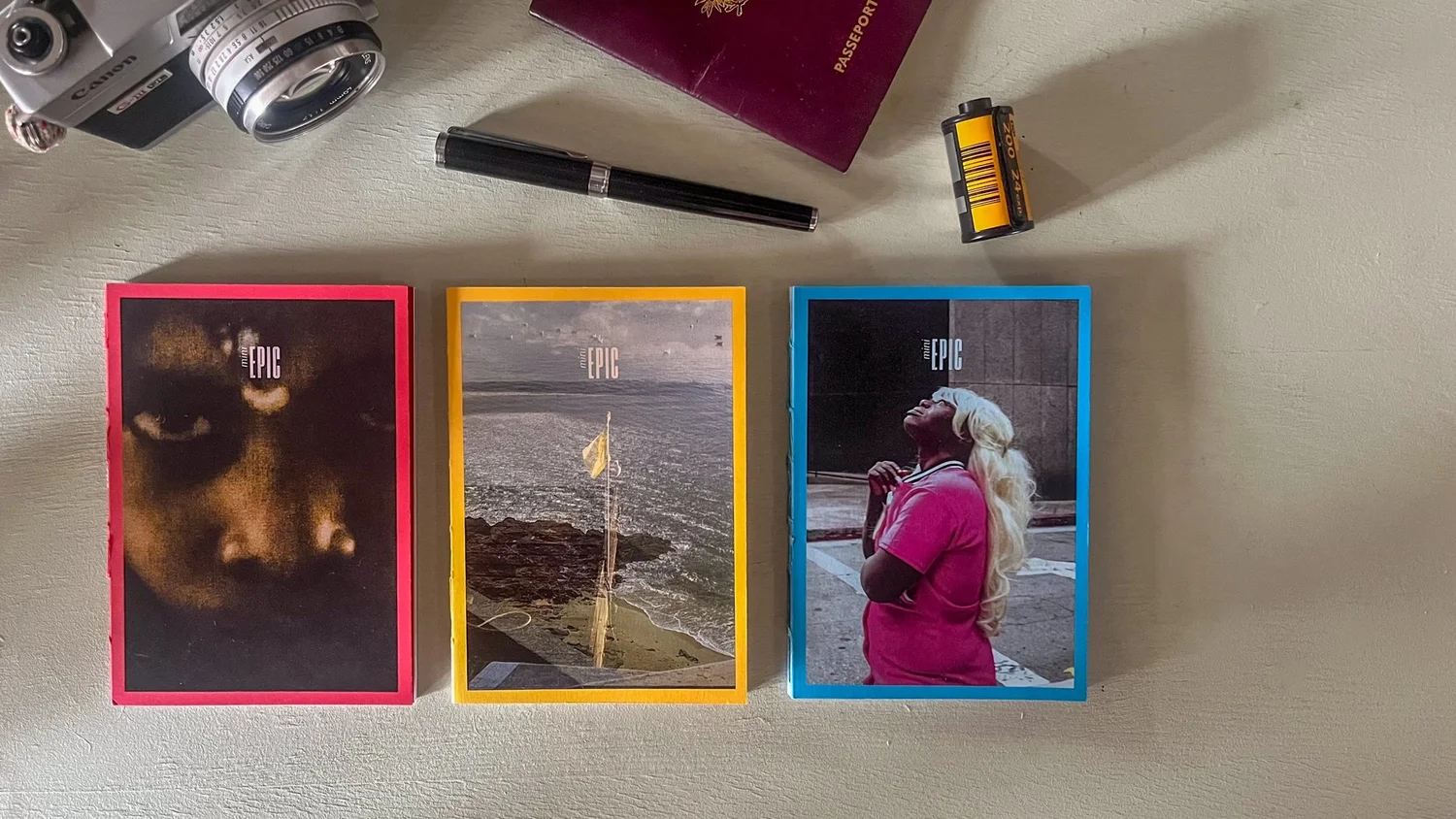 Les trois mini EPIC de la saison 1 pos&eacute;s sur une table