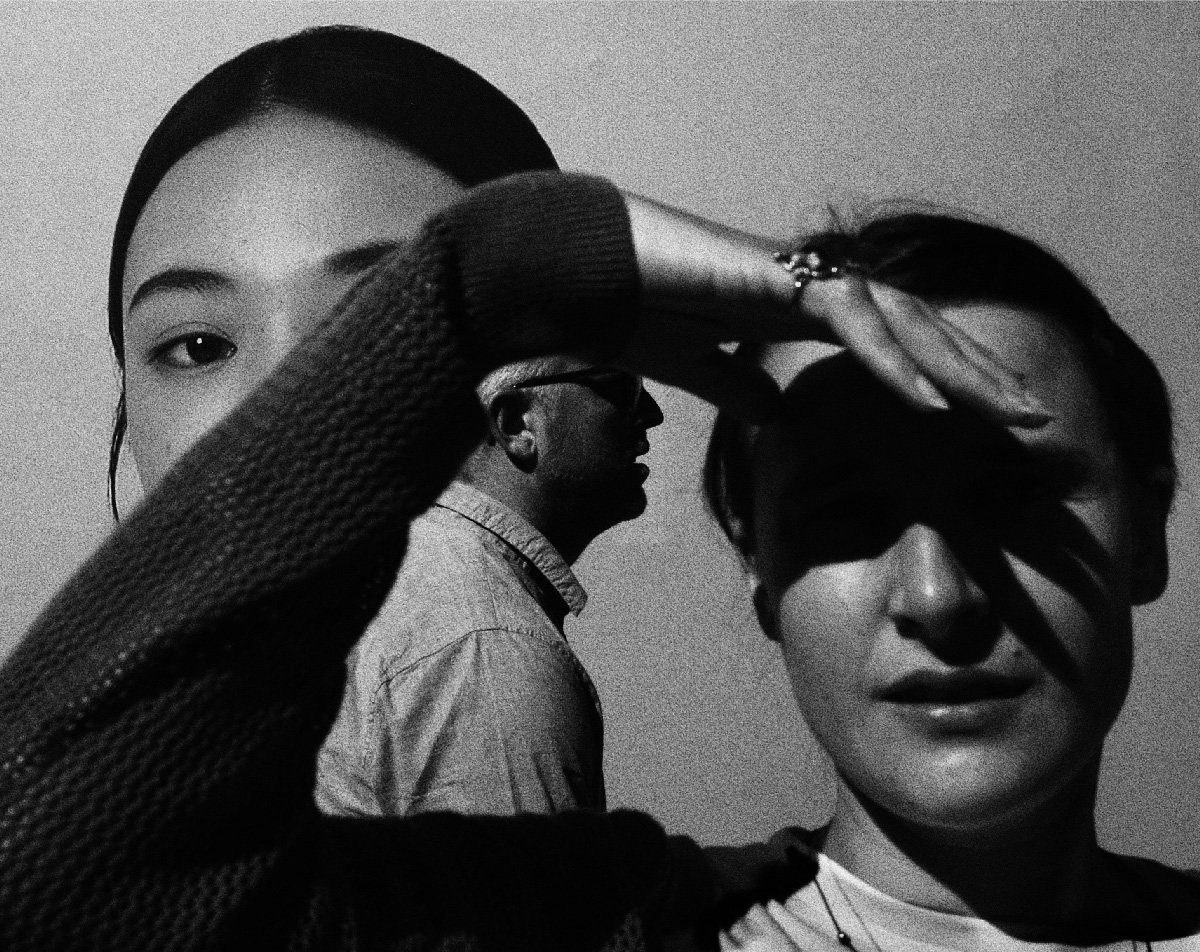 Image issue d'un sujet de revue EPIC 19 : trois visages en noir et blanc, un bras levé.