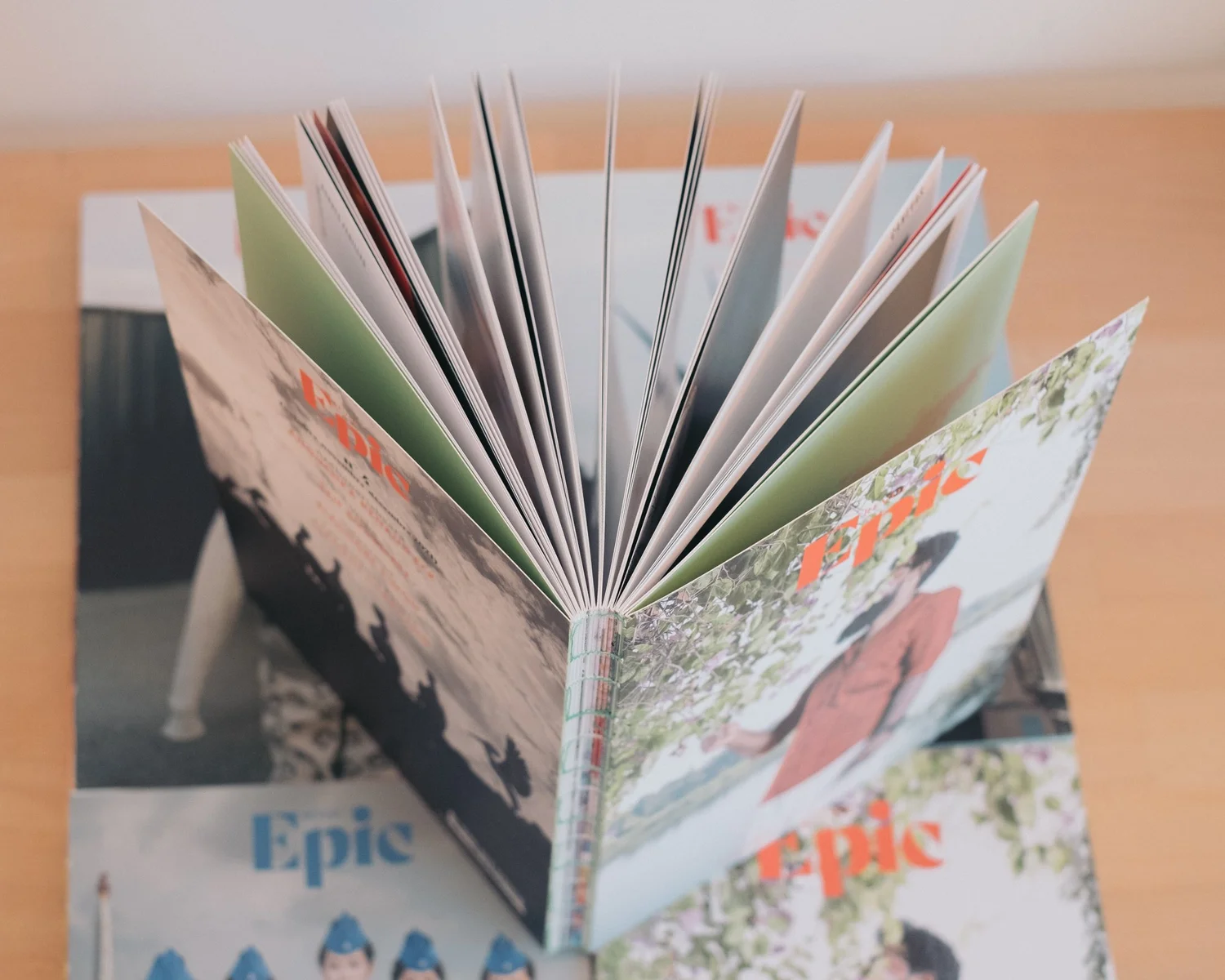 Un numéro de revue EPIC ouvert en éventail, posé sur sa tranche cousue.