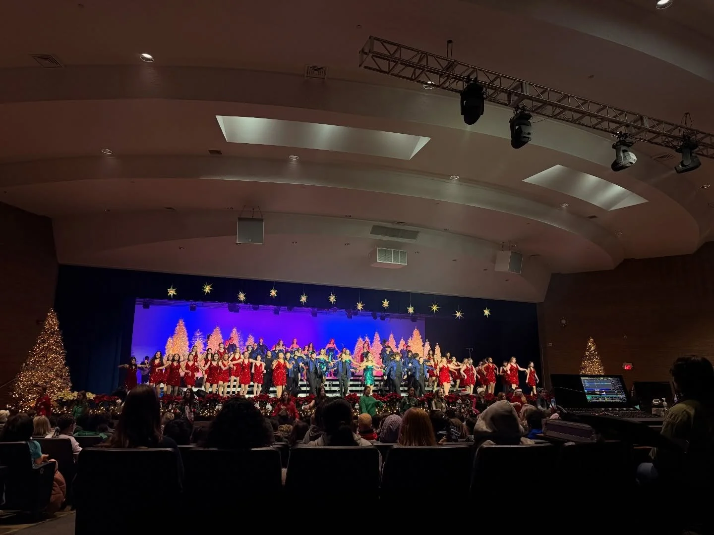 One of our favorite traditions! 

This morning we welcomed more than 800 of our friends from Valley View, Hillcrest, Indian Mounds, and Oak Grove Elementary Schools for a matinee performance. So fun to see all the smiles and laughs and claps.