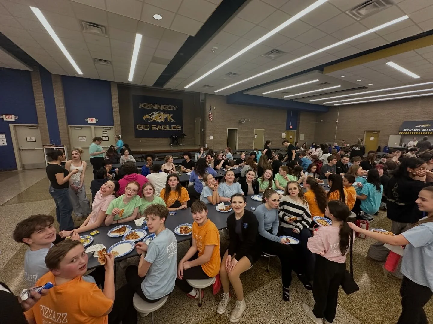 350 choir kids crushing pizzas 😎