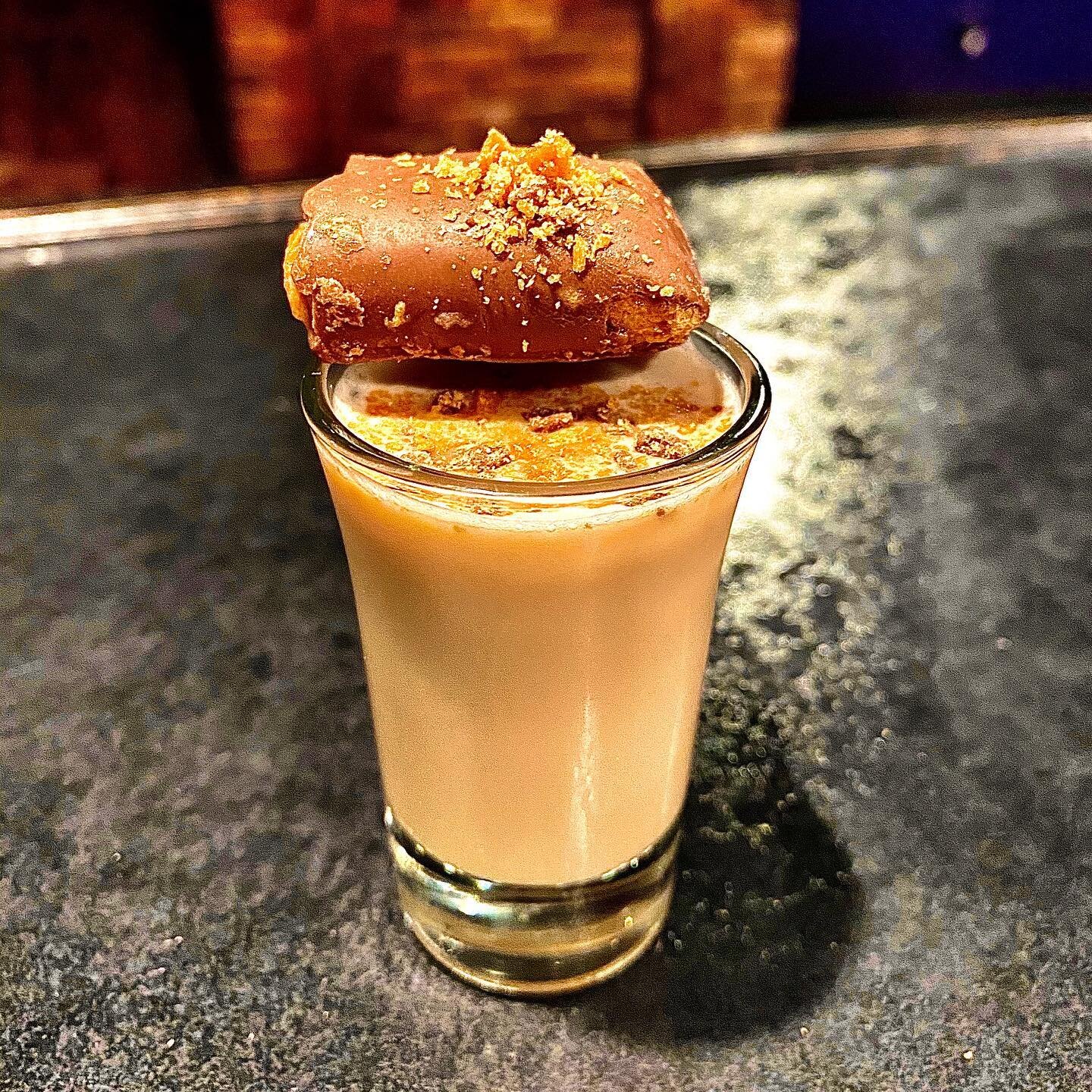 Who wants to try the Butterfingers shot?? 🤤🍫 #drinks #shots #butterfinger