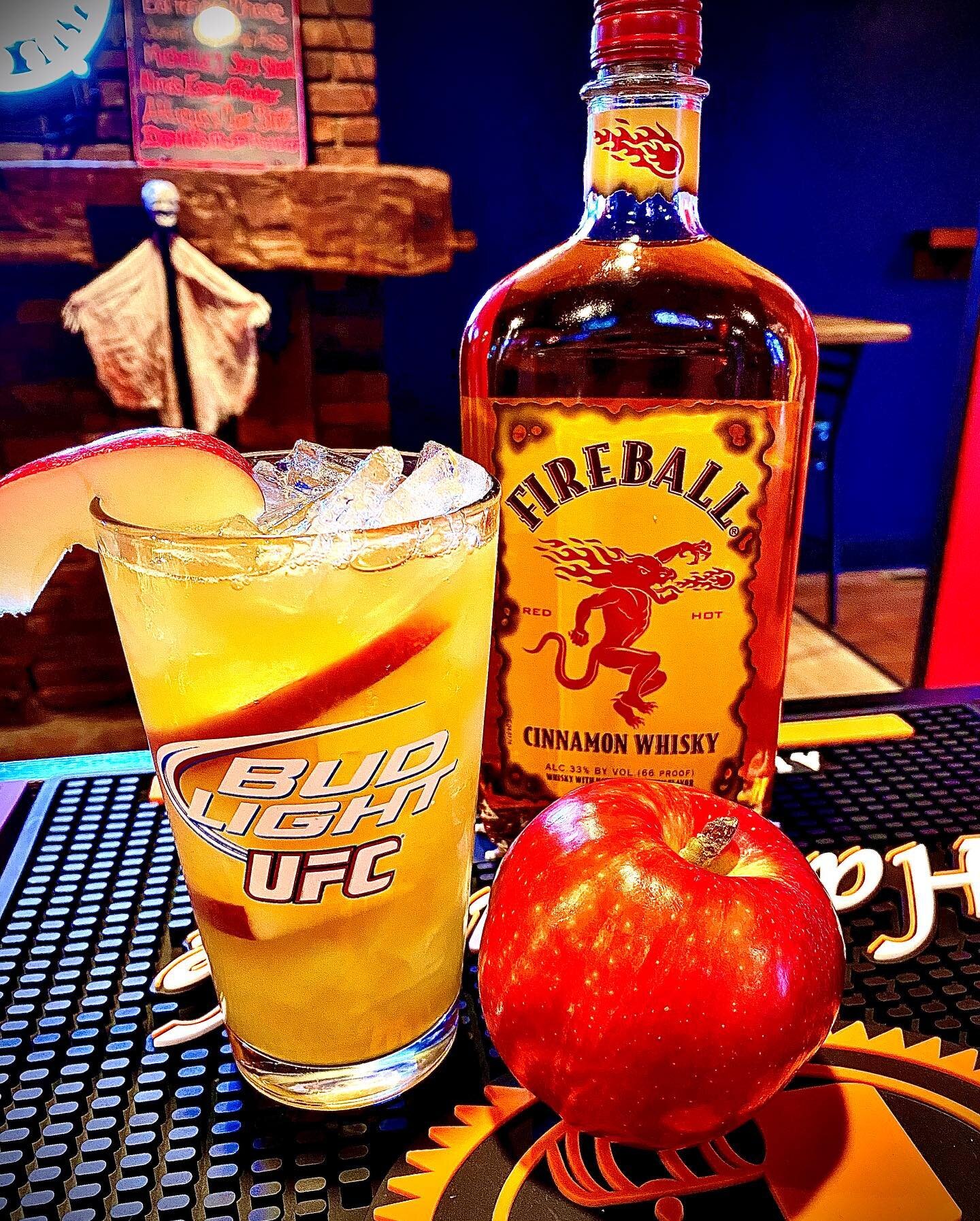 HAPPY OCTOBER 1st!! 🍂🍁🎃 The trees are turning, the cold autumn wind is blowing, and the Fieldhouse is rolling out fun drinks to match the season! We start off with the Apple Cider On Fire cocktail 🔥 Come try it today! 🍂 #fall #autumn #drinks  #u