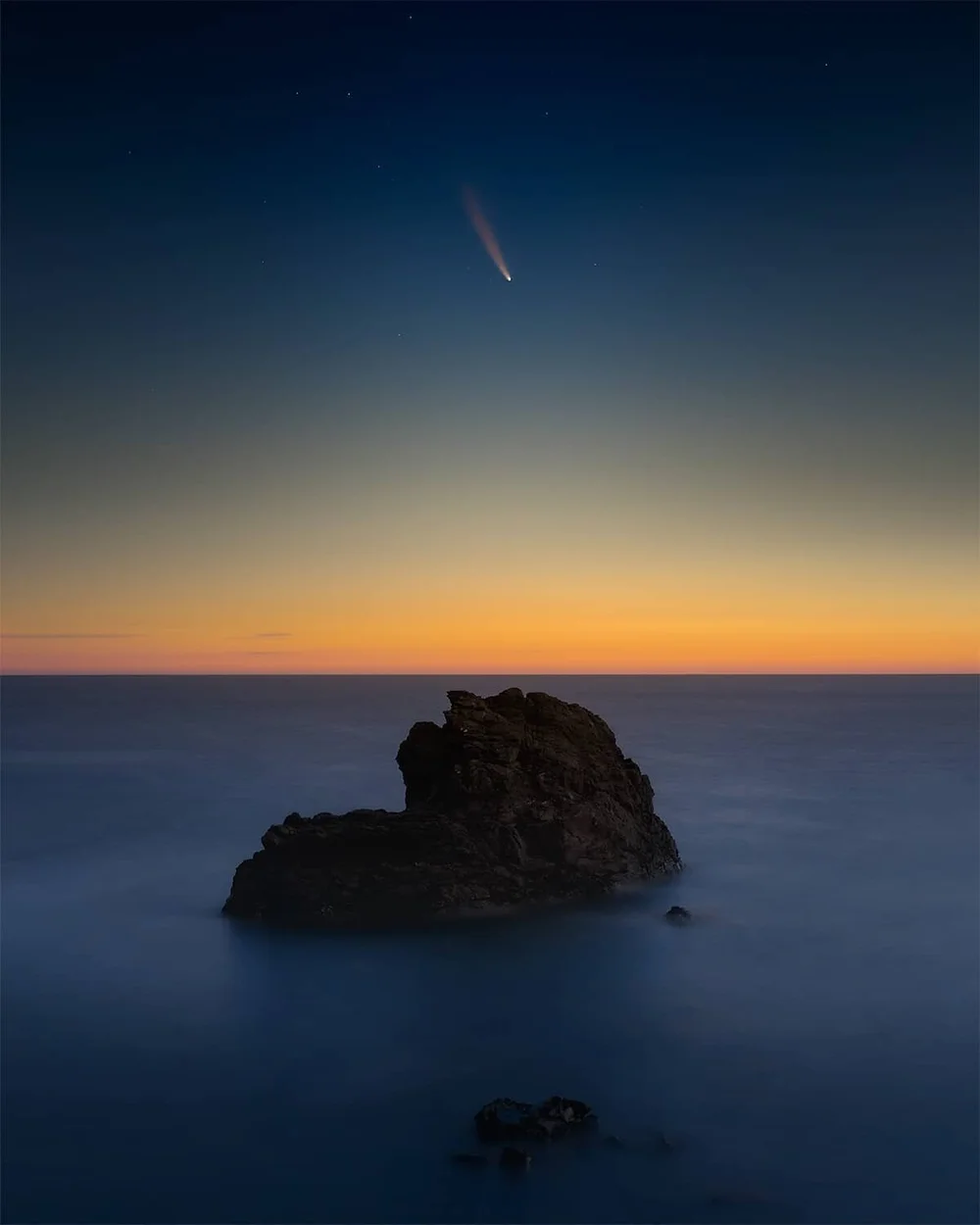 🇪🇦 A la tercera va la vencida, en el tercer intento por fin las nubes me dieron una tregua y pude fotografiar el cometa Neowise. El cometa ser&aacute; visible hasta finales de mes, se puede disfrutar a simple vista mirando hacia el noroeste al atar