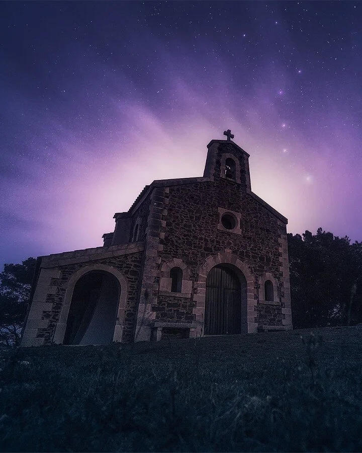 Amazing night for photography, the stars aligned perfectly for this shot. Can ask for more.

Single exposure.

EXIF data:

Focal length:  14 mm
Shutter speed:  15s
Aperture:  f4
Iso:  400

Edited with: LR &amp; PS

My Gear:

@sonyalpha A7 III - Sony 
