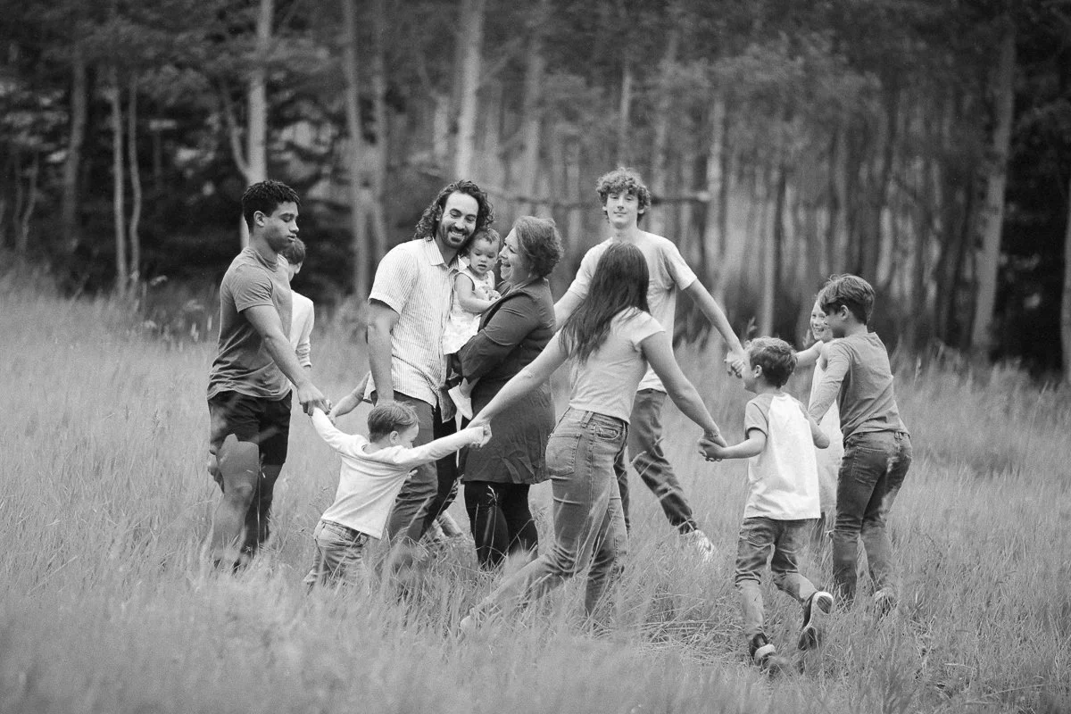 05_James-Katie-Stokes-Wisconsin-Photographers-Large-Family-23.jpg