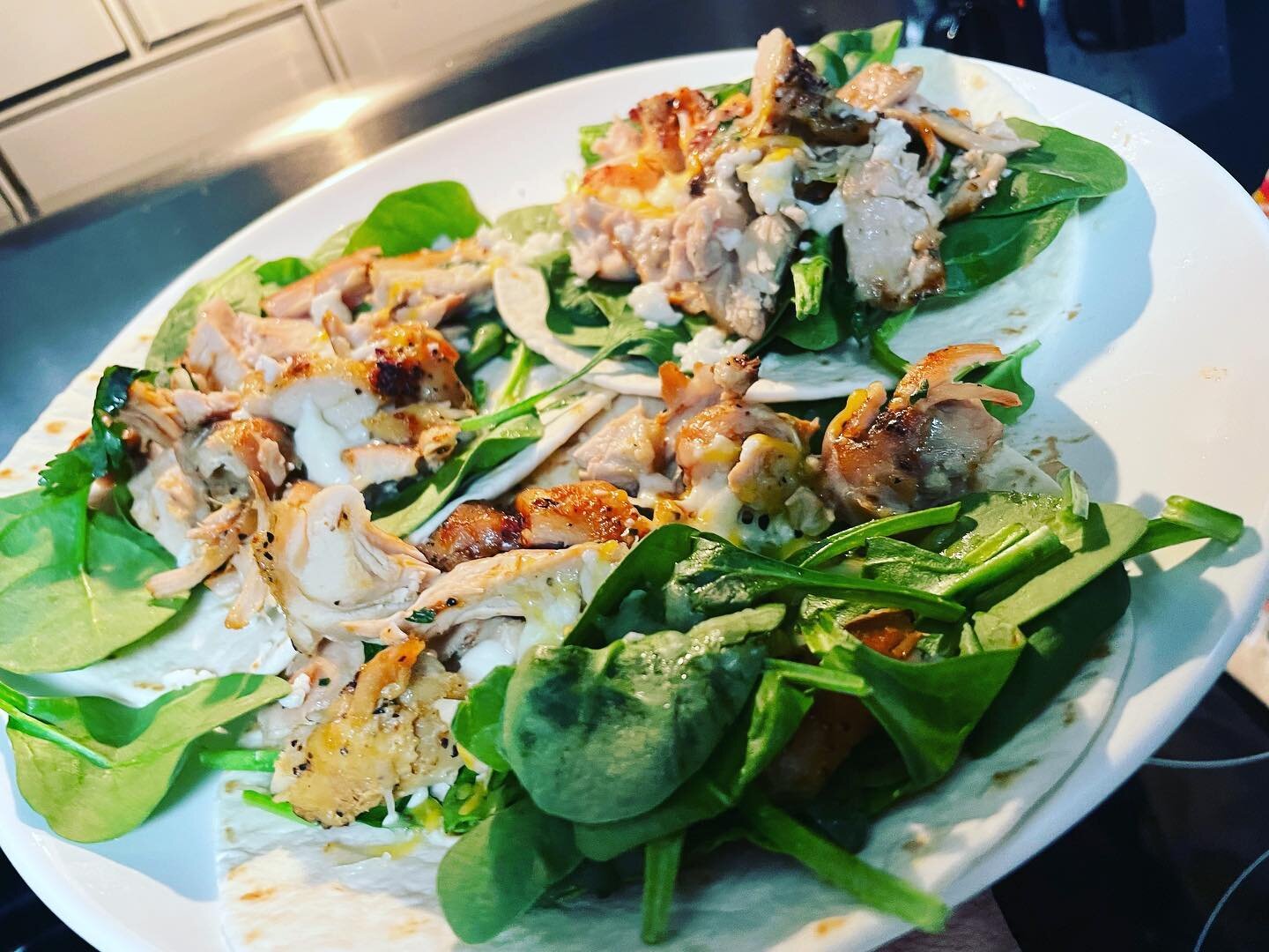 BBQ Chicken &amp; Spinach Tacos made with succulent boneless chicken thighs, warm tortillas and fresh spinach. This is a great post workout meal to get all those helpful nutrients into your body for a full recovery. Let&rsquo;s eat 🔥🔥🔥 #healthy #h