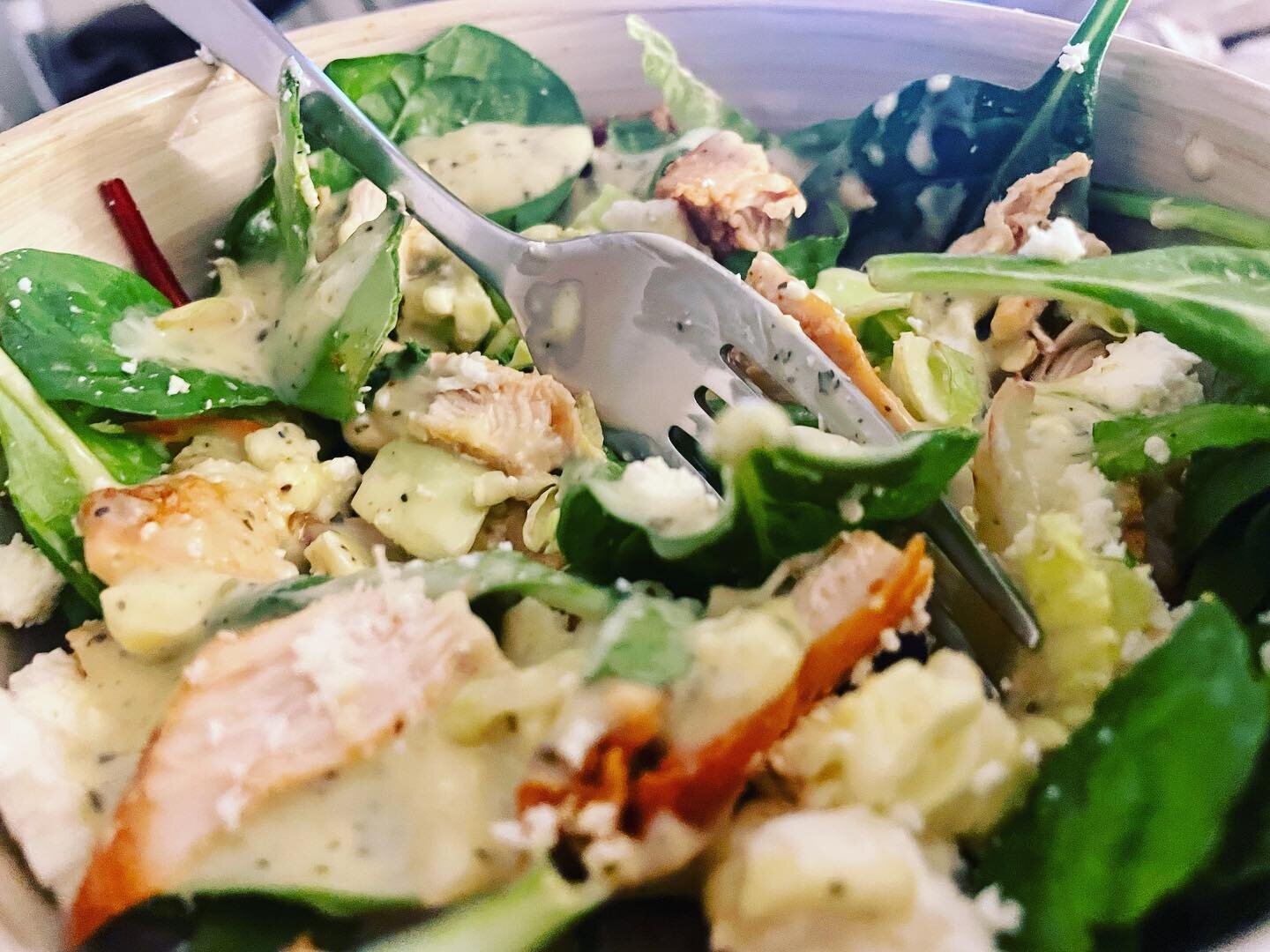 A hearty salad with baby spinach, feta cheese, fresh romaine and arugula, grilled chicken breasts and a healthy cilantro lime dressing 🤤🔥💪🏾 #salad #hearty #nutrientdense #healthy #weightloss #proteinrich #nutrition #veggies #protein #missionfit