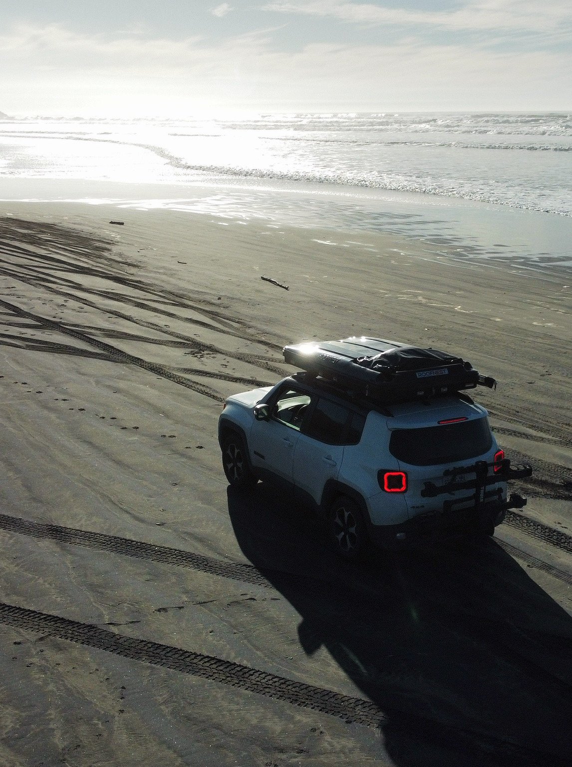 Jeep Renegade Trailhawk with Roofnest driving on the beach Washington Coast