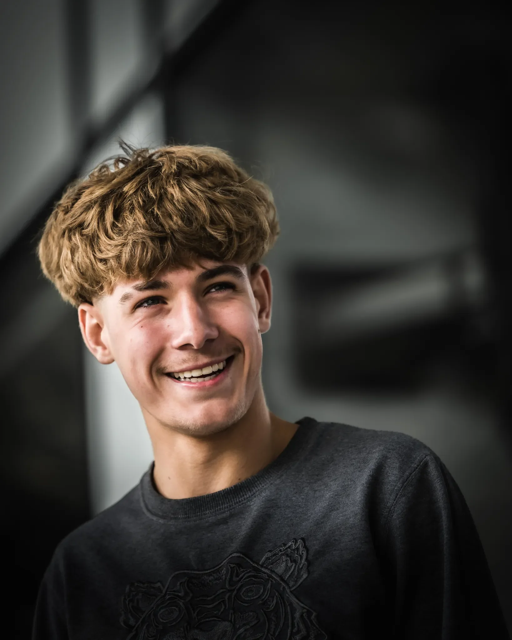 Portrait souriant de Loris Pirotte lors de la signature de son contrat avec le KAA Gent