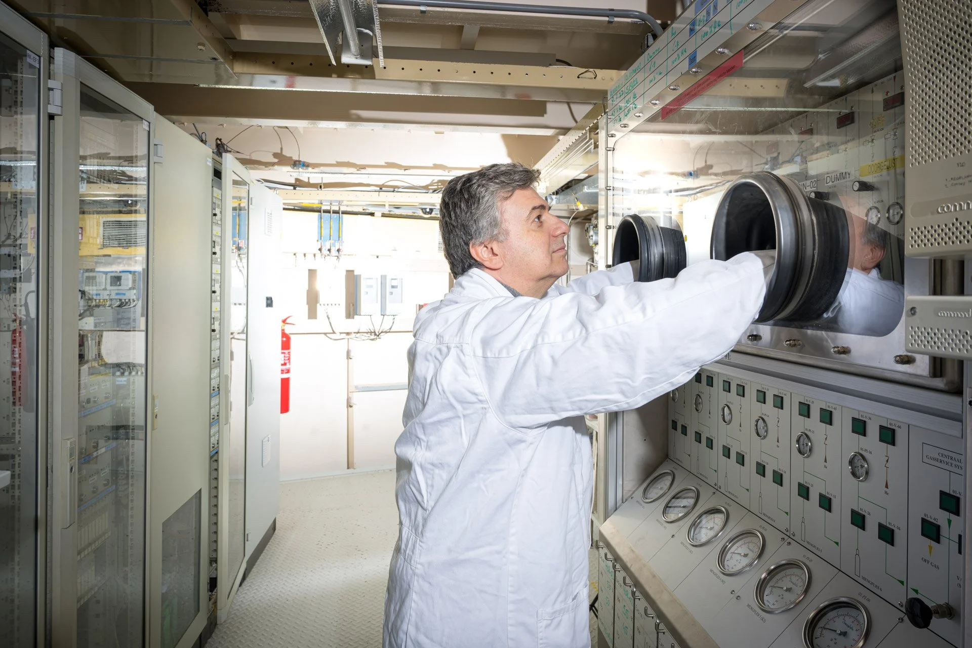 Photo of a scientist in JRC Petten by a professional photographer