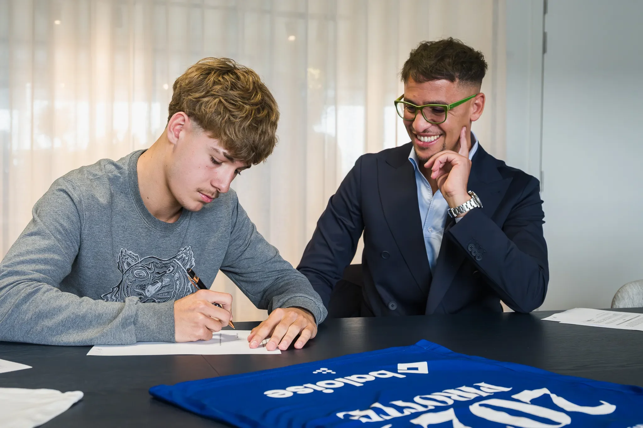 La signature du joueur de football Loris Pirotte avec le KAA GEnt. Sur la photo Lors Pirotte est accompagné par son agent Yacine Tabti. La photo a été immortalisée par le photographe professionnel de ISOWAY