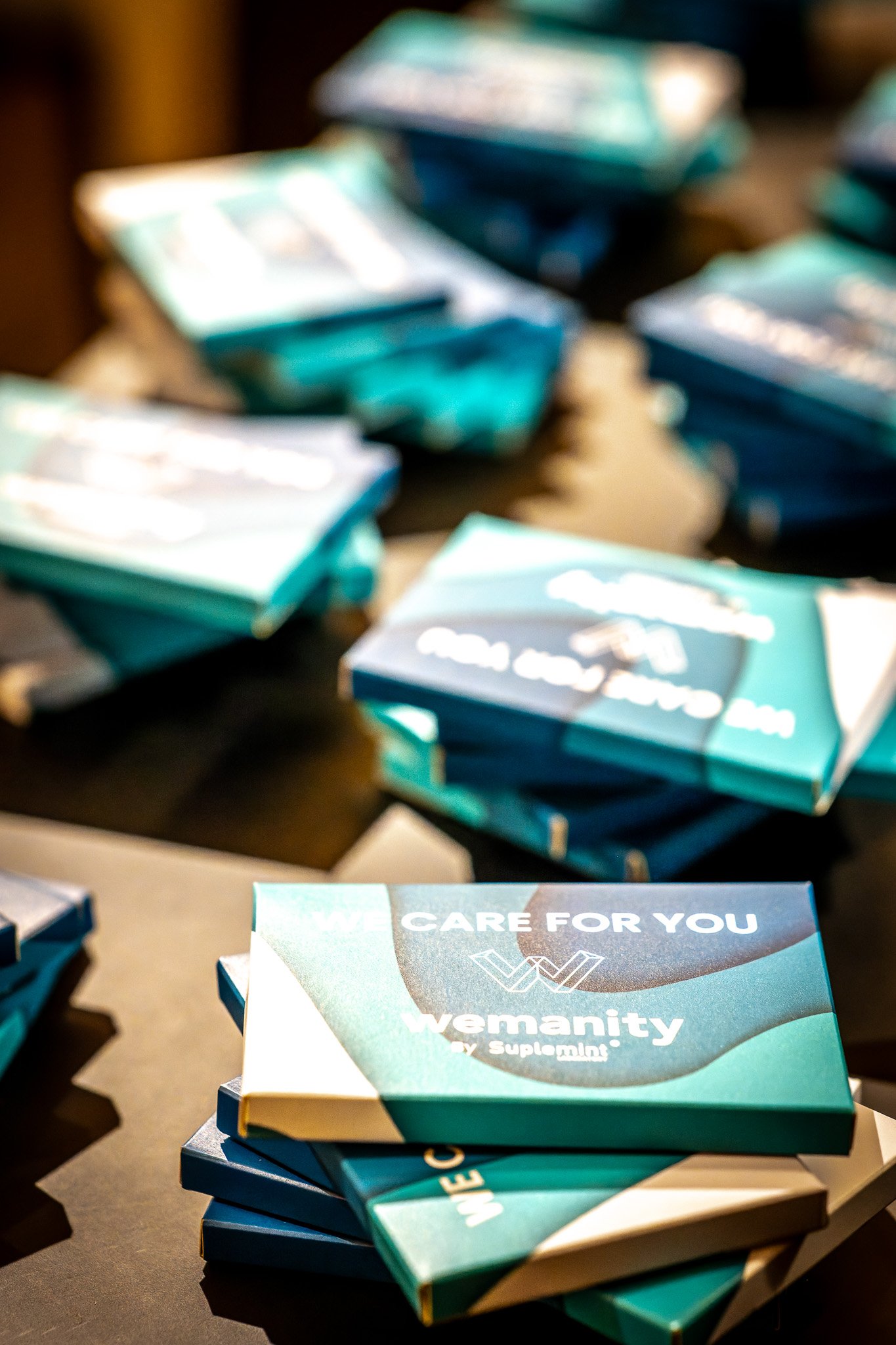 Boîtes superposées avec le texte 'We care for you, Wemanity by Suplmint'.