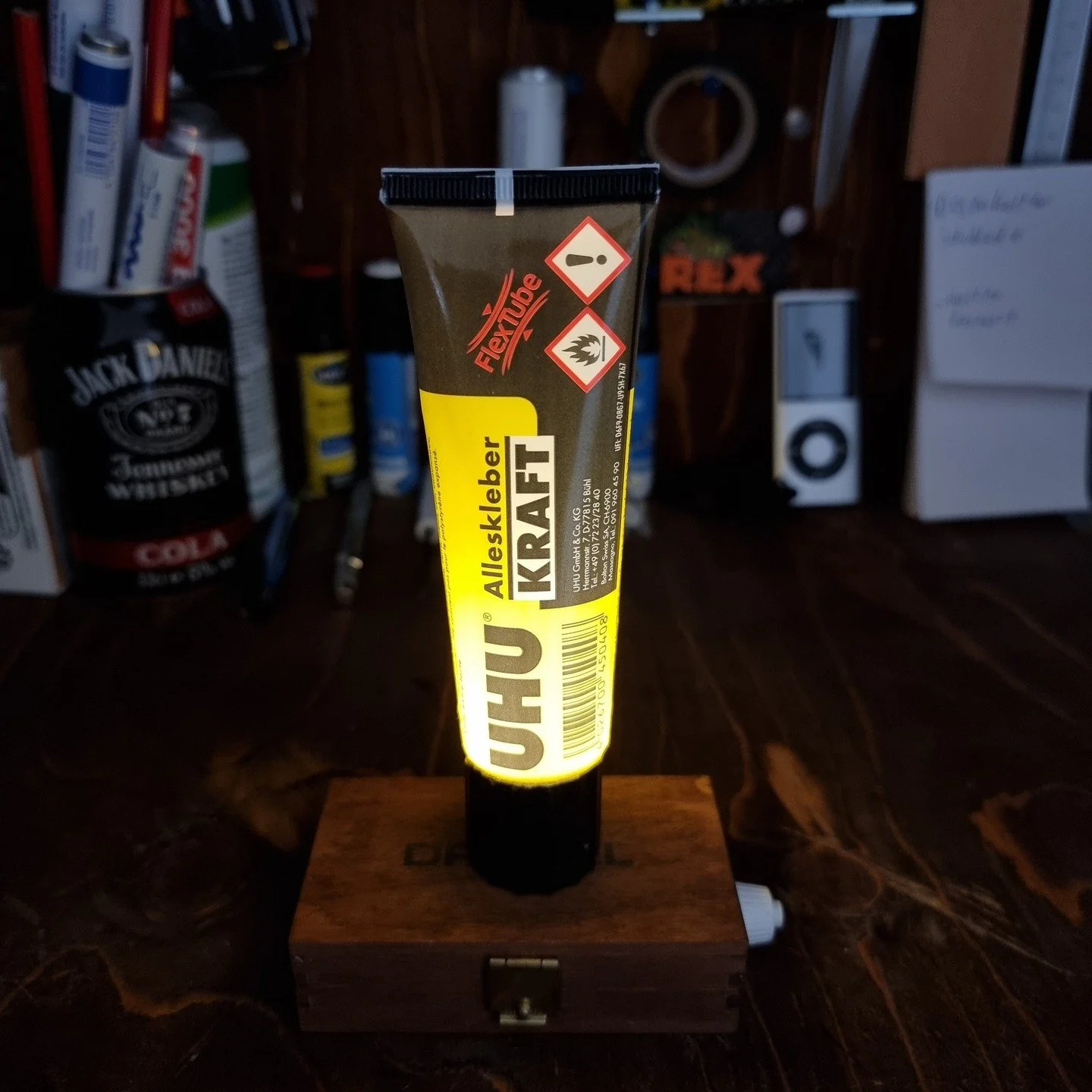 Ode an die Leimtube
.
.
.
.
:
@uhu_kreativ 
@uhu_soklebtsrichtig 
#blobfisch
#UpcyclingArt #DIYLamp #GlueTubeShrine #Makerkunst #OdeAnDieLeimtube #Bastelkunst #TrashDesign #MakerLamp #GlueLamp #KunstMitKleber