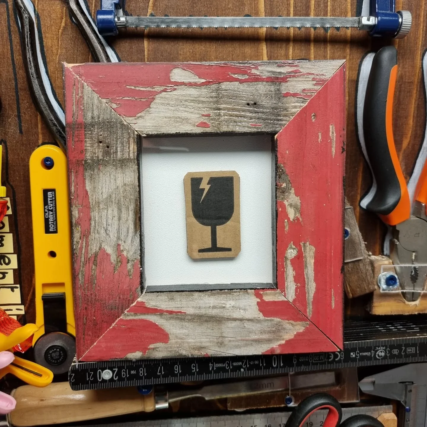 The glass is.... half broken
.
.
.
.
.
 #blobframes #blobfisch #upcyclingart #reclaimedwood #handcraftedinbern #madeinswitzerland #theglassishalfbroken #fragileart #handlewithcare #objectwithastory #slowdesign
#sachssyndicate
@sachsiansyndicate
@blob