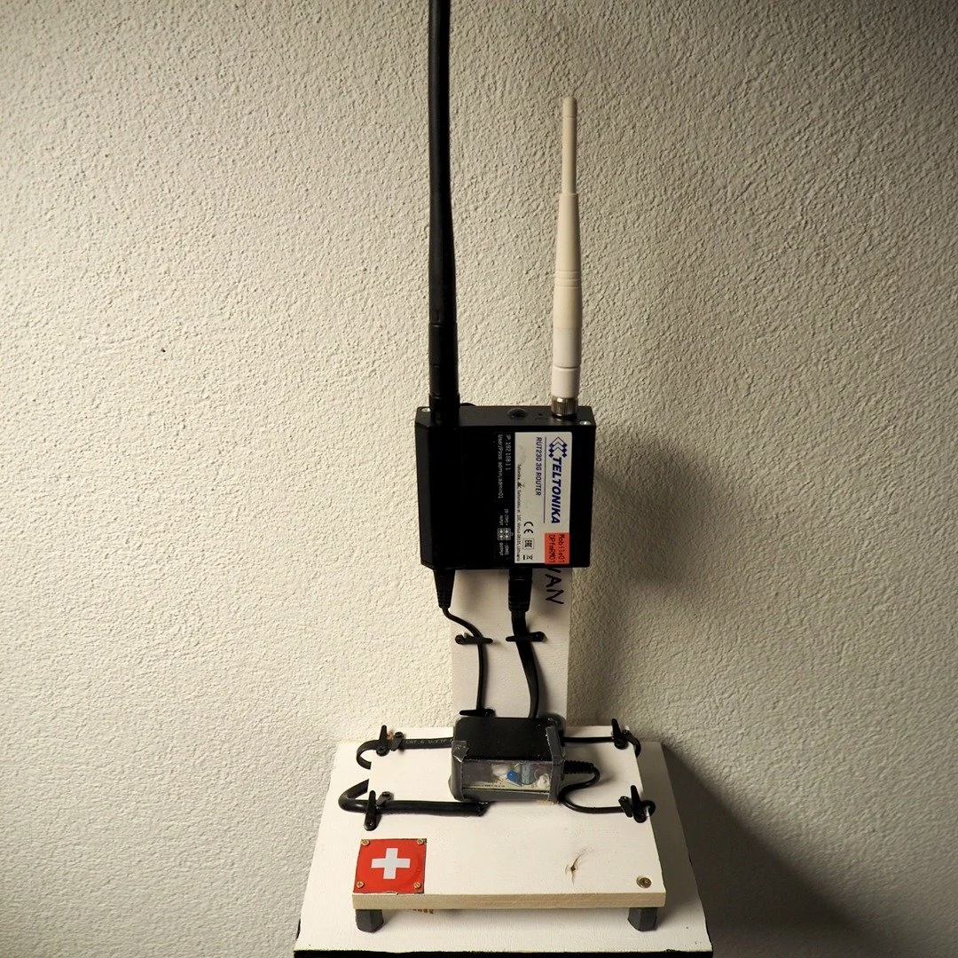 Funkturm (2026) 

Sperrholz 
Industrie-Router (Teltonika) 
Gummiprojektile (Polize BE, 4x) 
T-Rex Tape
UHU Klebstoff

#functionalobject
#teltonika 
#swissmade 
#tomsachsinspired 
#sachsiansyndicate 
@Teltonika
@sachsiansyndicate