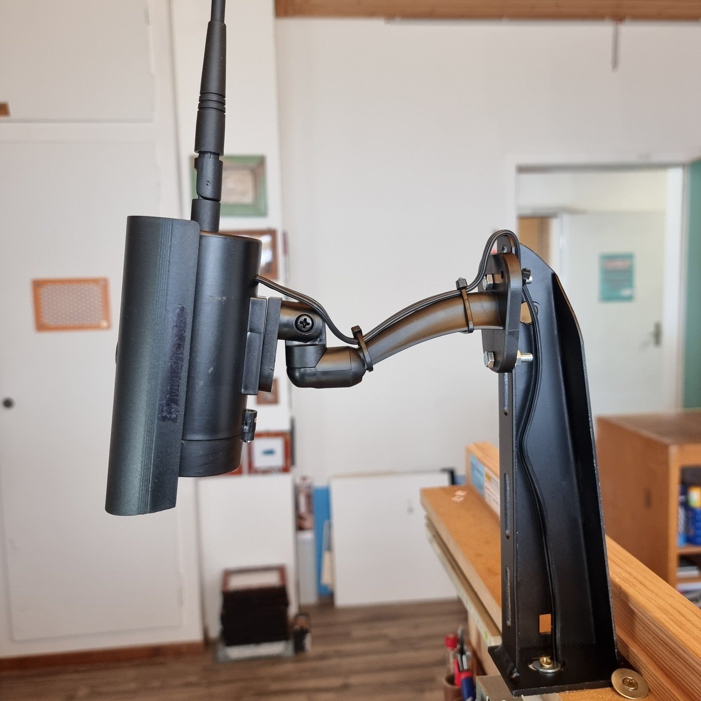 Gerichtete Arbeitsplatzleuchte im Sicherheitsgeh&auml;use

Directional task lamp in a security housing

#blobfisch
#lamp
#diy
#workbench