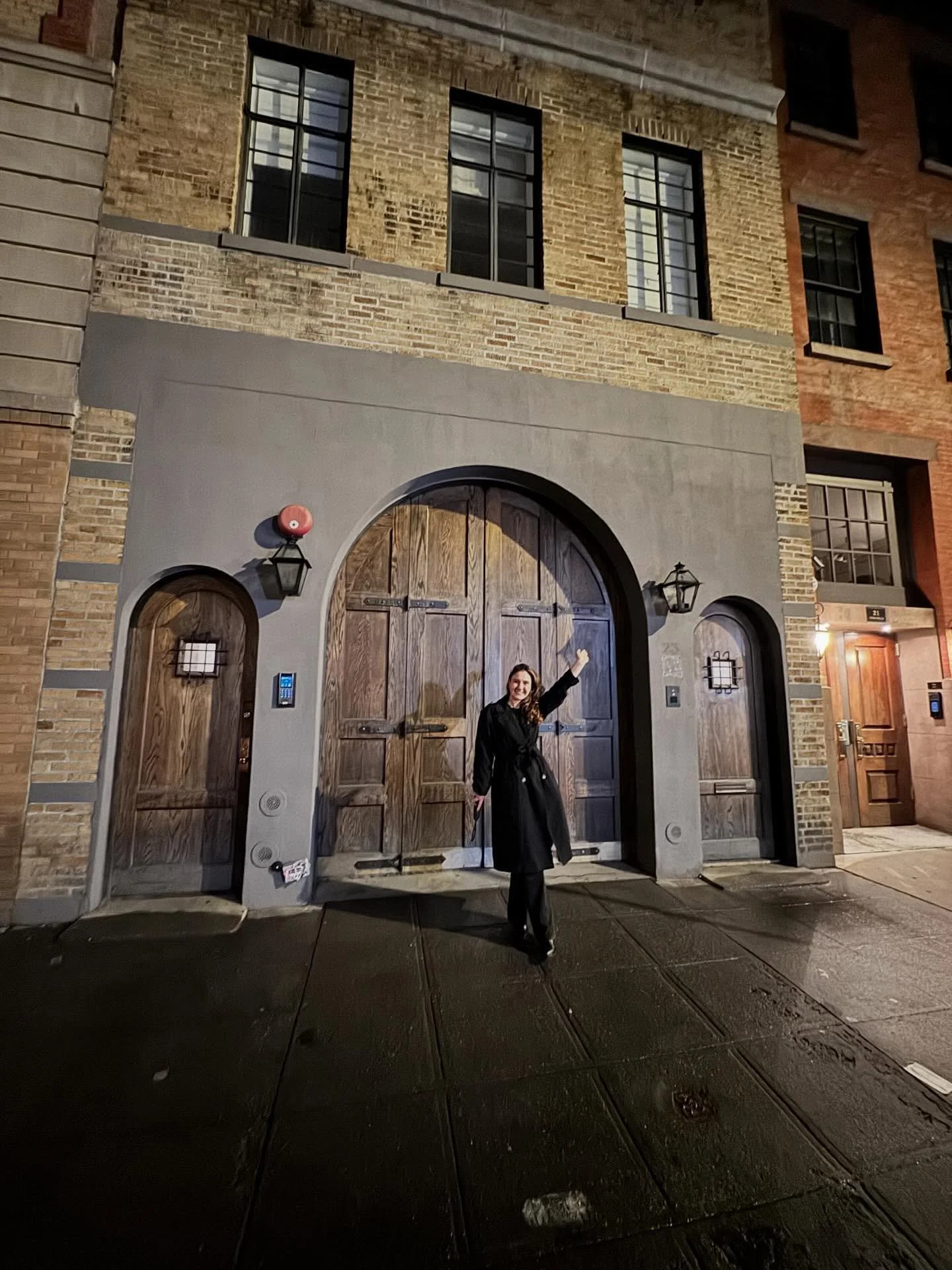 Memorial Day (rainy) Weekend in NYC means brunch, movies, and comedy at @comedycellar_ with friends who moved back to nyc from Ireland!
.
You can feel the mystery and magic of the city on a holiday weekend,when everyone leaves town, and we get to wal