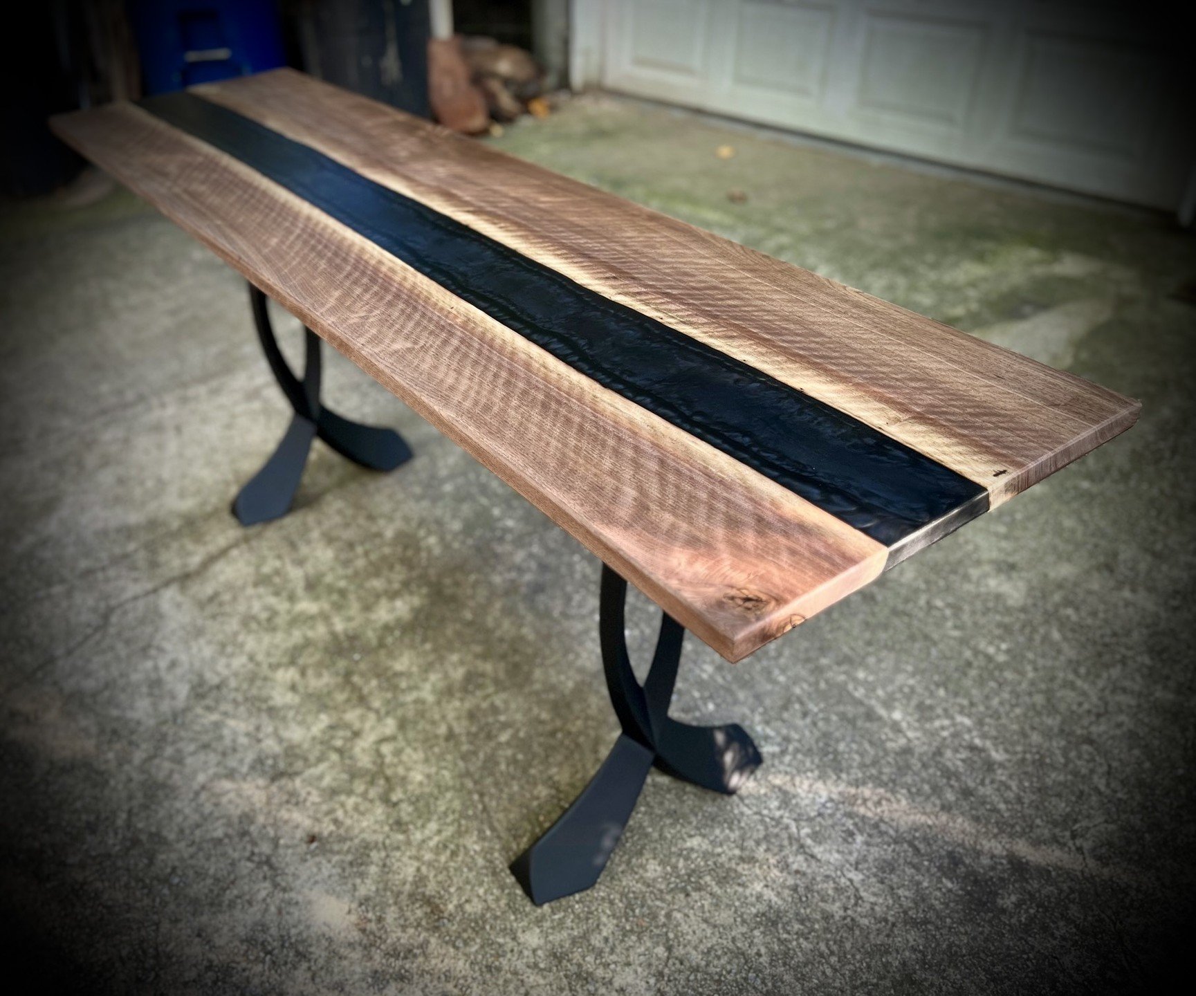 Very pleased with this ribboned #walnut #sofa / #console #table. The legs are from our good friends at @flowyline_design and really tie the entire piece together!

#woodworking #wood #homedecor #entrytable #furnituredesign #furniture #epoxy #epoxyres