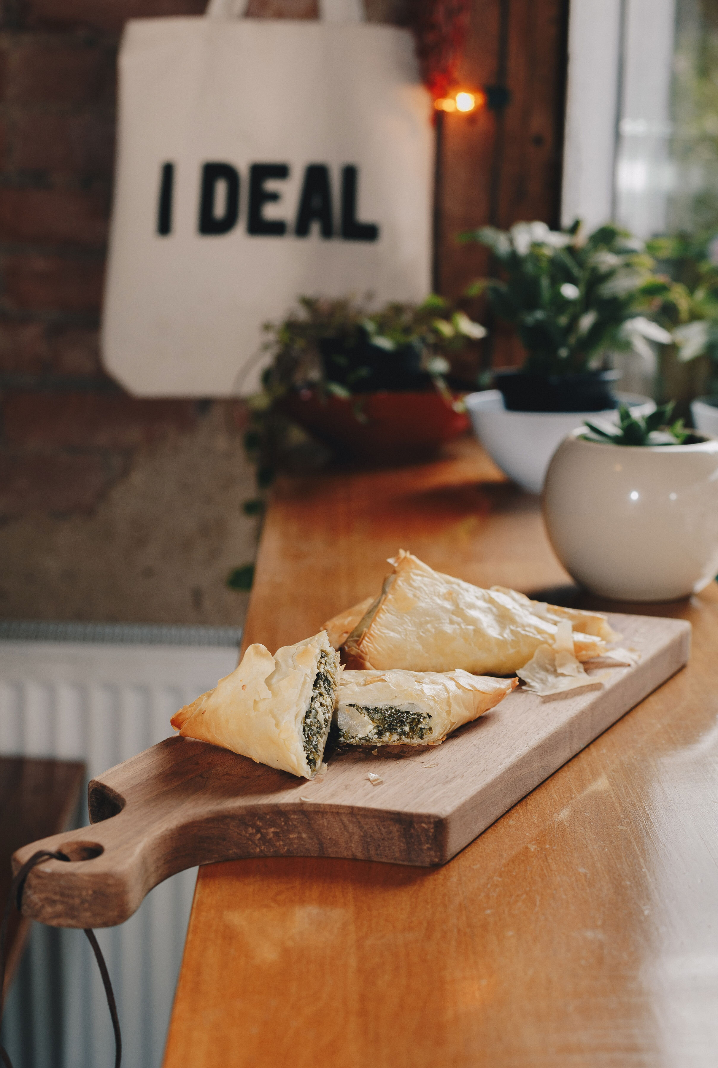 I Deal Coffee Shop &amp; Wine Bar