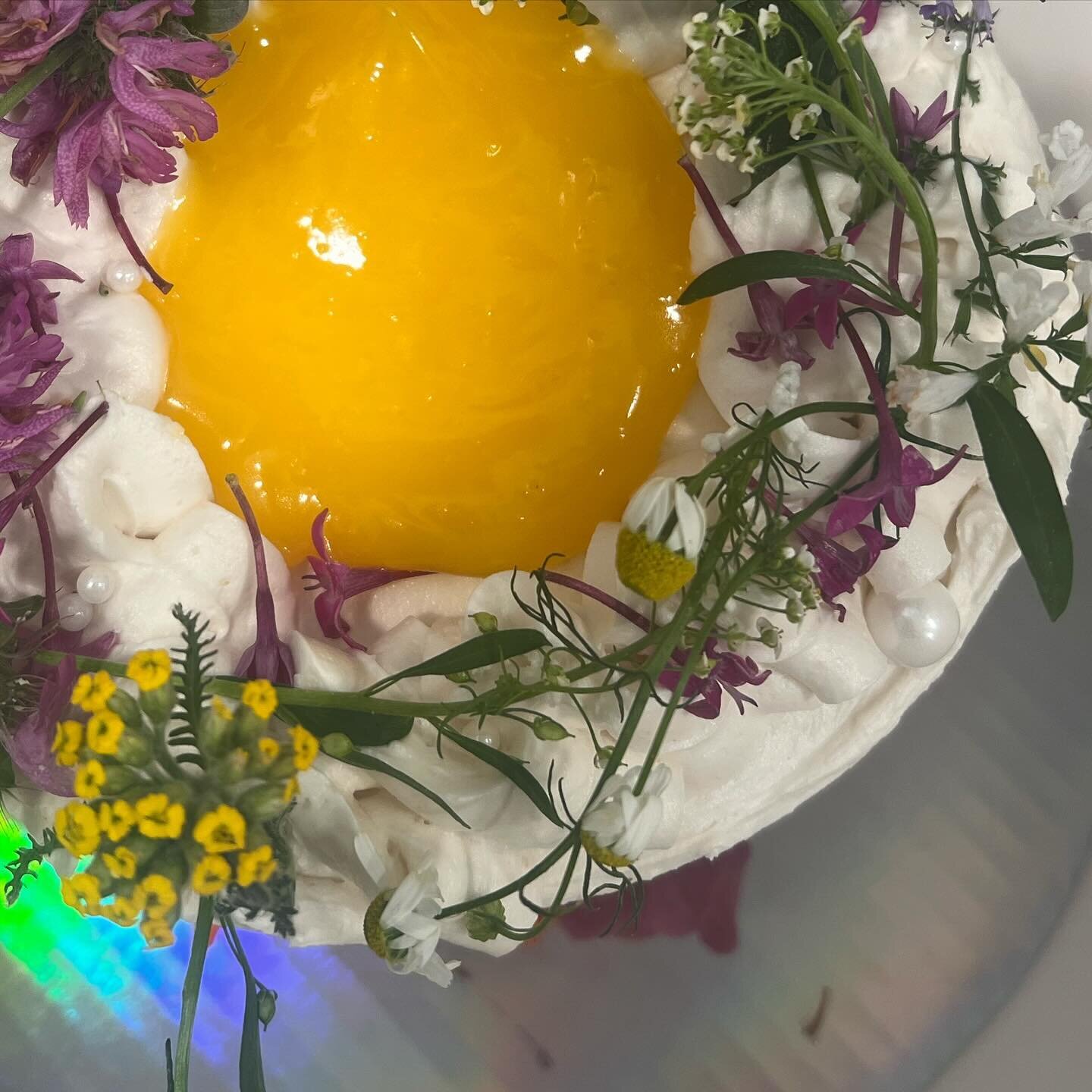 Dairy free lavender cake with mixed berry preserves, lemon curd, and vanilla &ldquo;butter&rdquo;cream
Edible florals from @farm.one as always