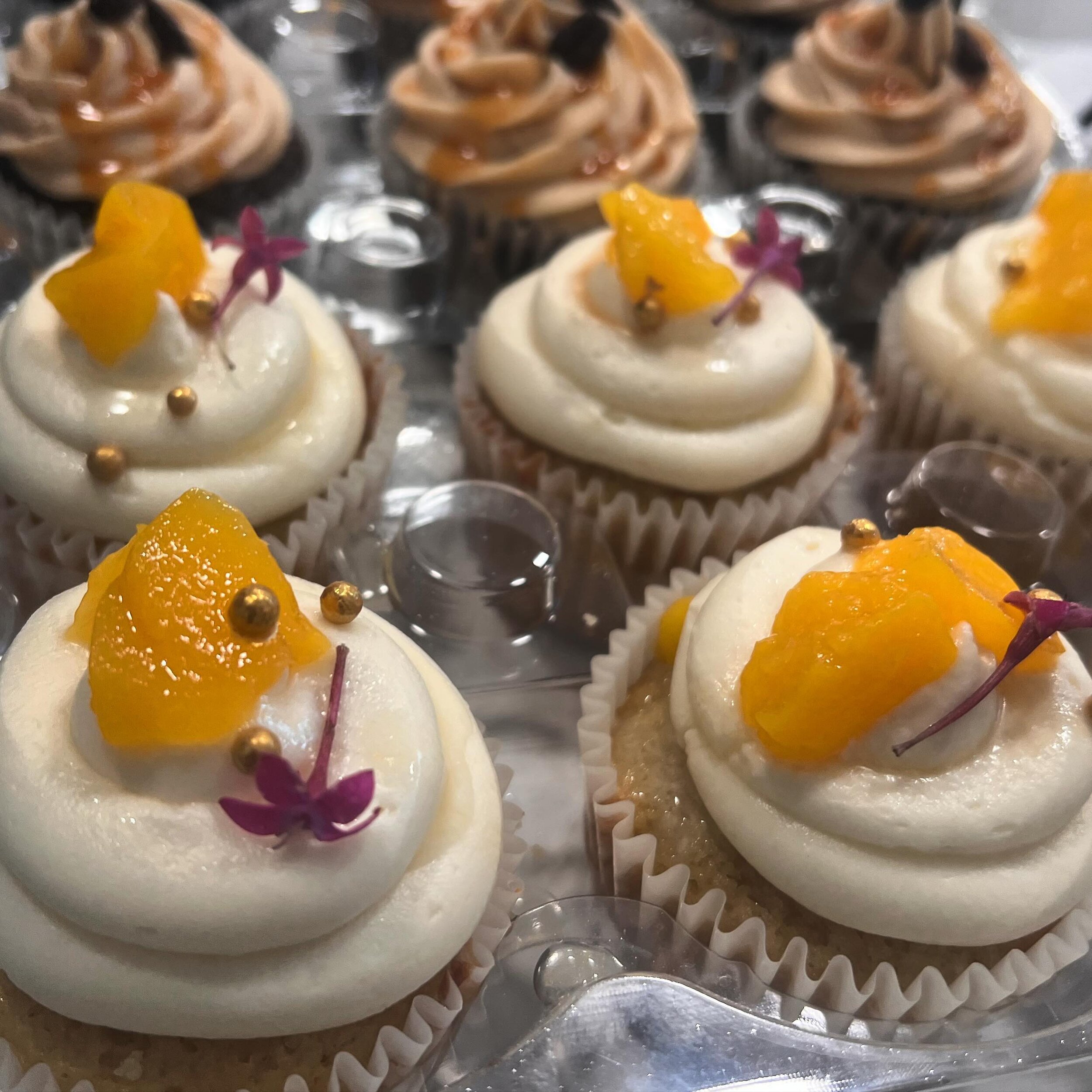 Some peach Bellini cupcakes from today headed to Philly 💫 🍑