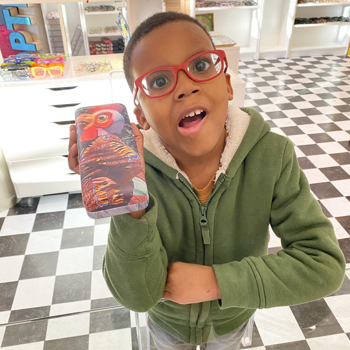 Let&rsquo;s all dance into the weekend like Colin!
This little dude is an absolute rockstar &amp; earned himself a 🐔 eyeglass case by showing off his &ldquo;new glasses&rdquo; chicken dance!
👓
Side note: I make prescription glasses for kiddos too! 