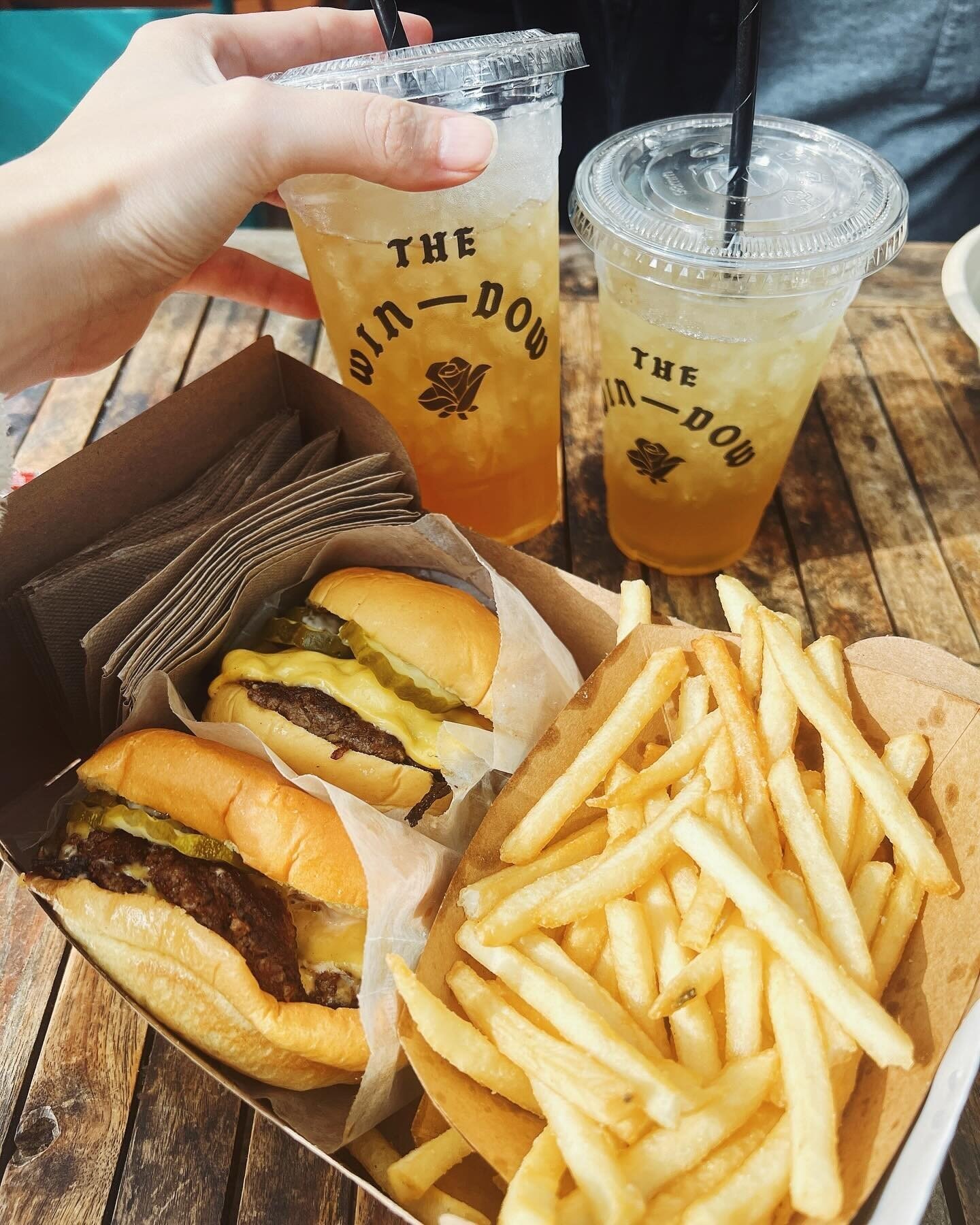 PIT STOP ~ it's burger time😎⁠
#TheWinDowLA⁠
📷: @iwillrunforfood ⁠