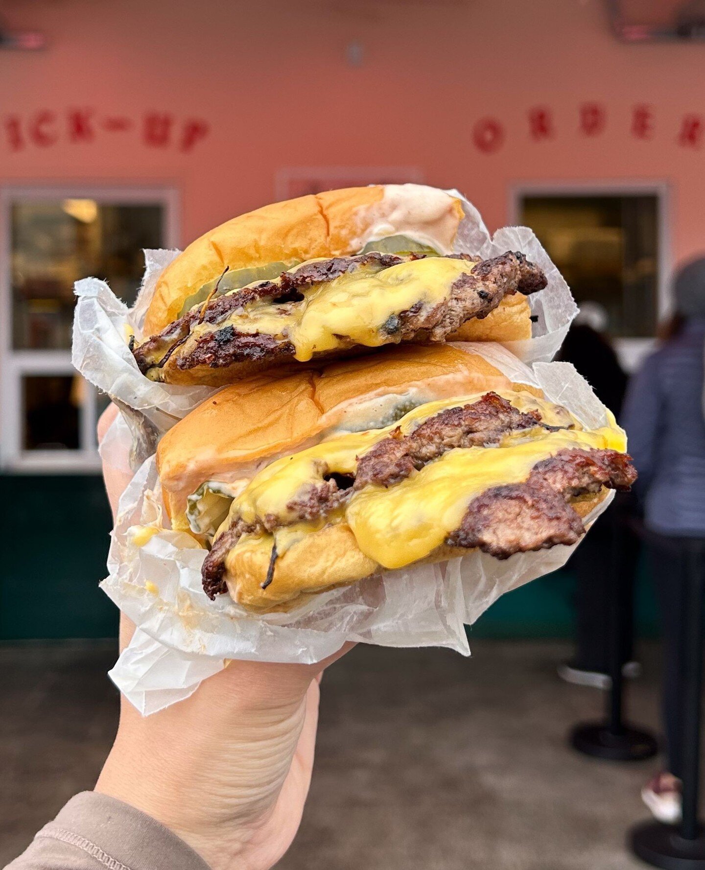 TWO BURGERS ~ are better than one 😉⁠
#TheWinDowLA⁠