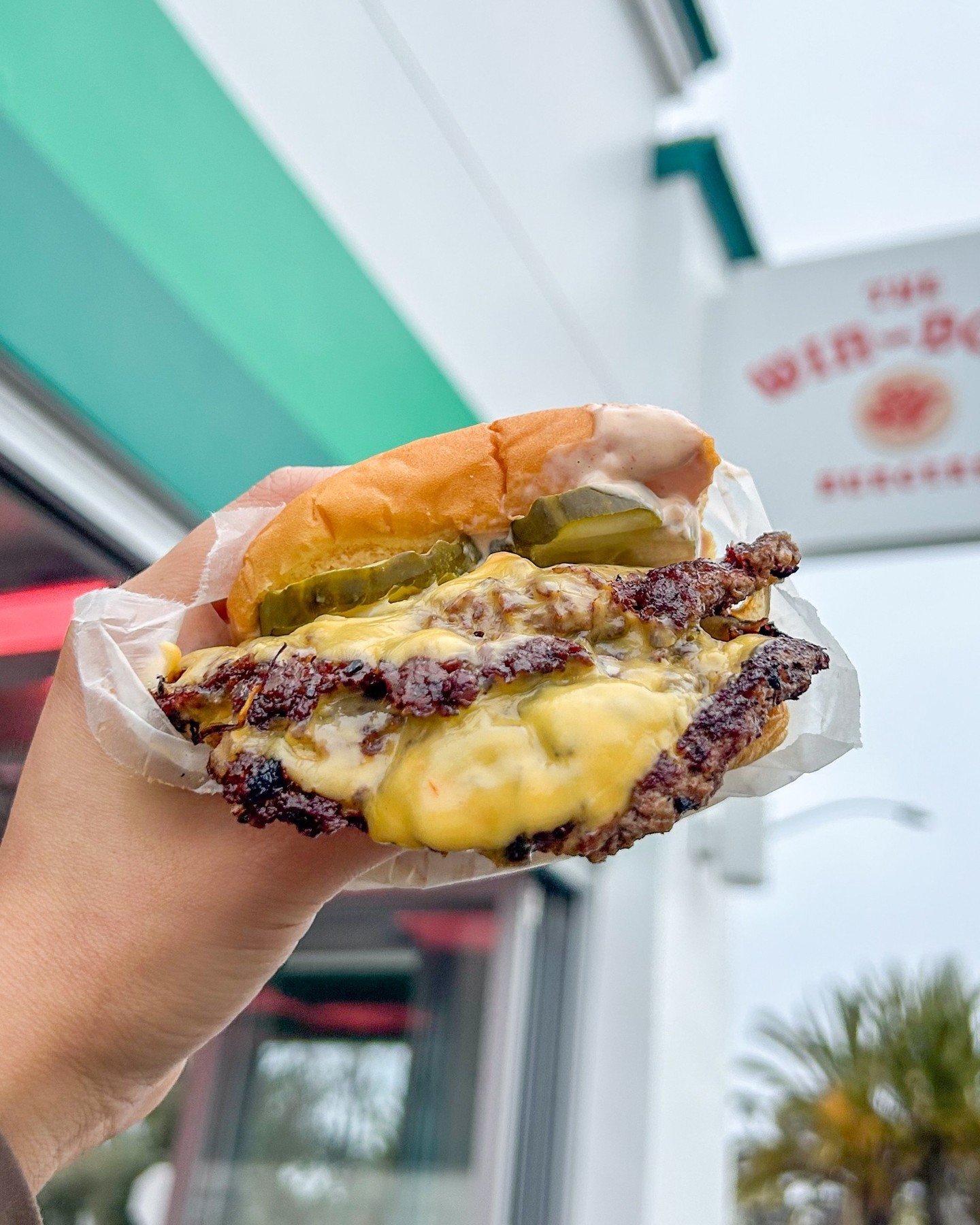 WARNING ~ cause uncontrollable cravings🍔⁠ stop by our Long Beach location! ⁠
Long Beach Hours:⁠
Sun-Thurs - 11AM - 9PM⁠
Fri-Sat - 11AM - 10PM⁠
#TheWinDowLA⁠
📷: @carnivorr