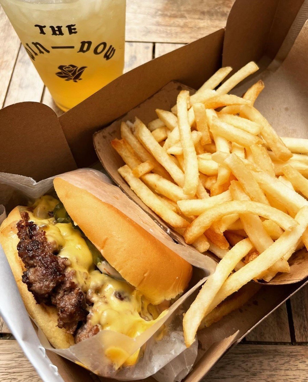 GOTTA GET A PIC ~ before the first bite 🍔⁠
#thewindowla #smashburgerla #burgerandfries⁠
⁠
📷️ @marcsweekendeats⁠
⁠