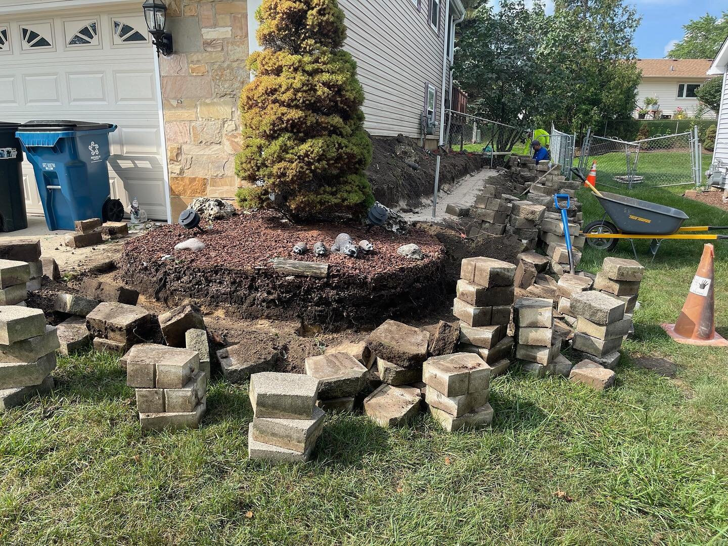 #landscaping project redoing some #retainingwall and installing a #chainlinkfence