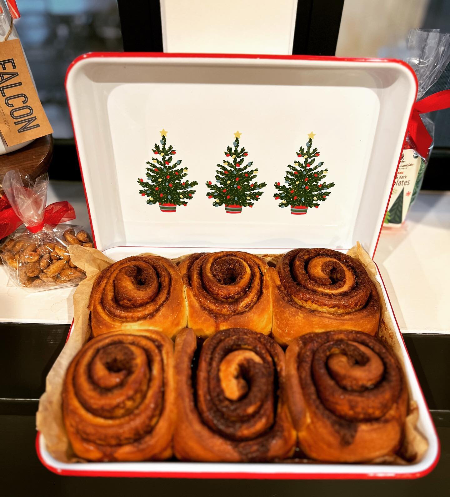 Available for Saturday preorders during December&hellip;. 6 Cinnamon Rolls in a Crow Canyon/Helmsie 9.5x11 Christmas Tray $50 Call in LK for details. Limited quantity available.  @crowcanyonhome @helmsiegoods #cinnamonrolls #warmspice #feelslikechris