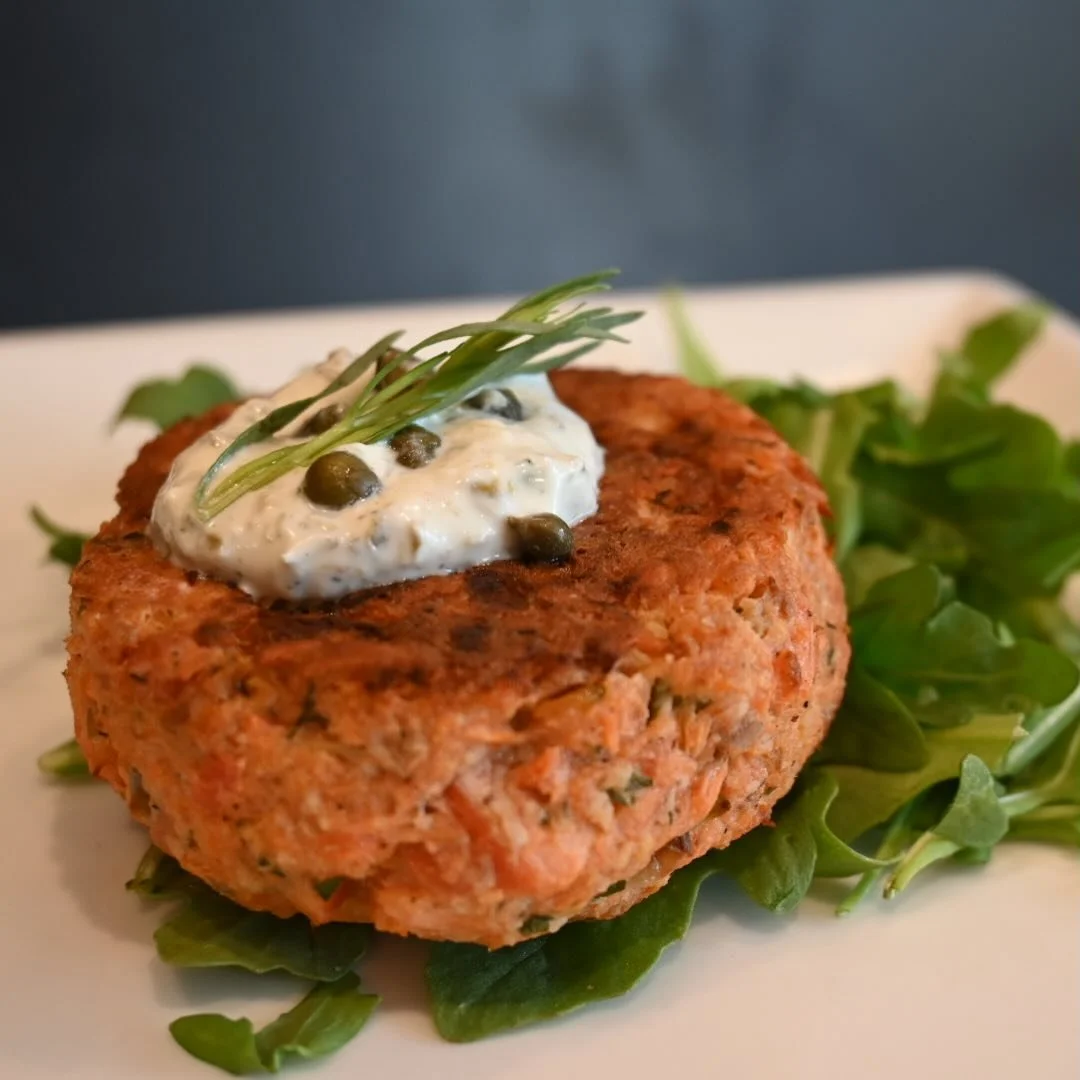 House made salmon cakes are back!  Featuring fresh Alaska sockeye salmon from @slanginsalmon.  Served with tarragon aioli!
#langleykitchen