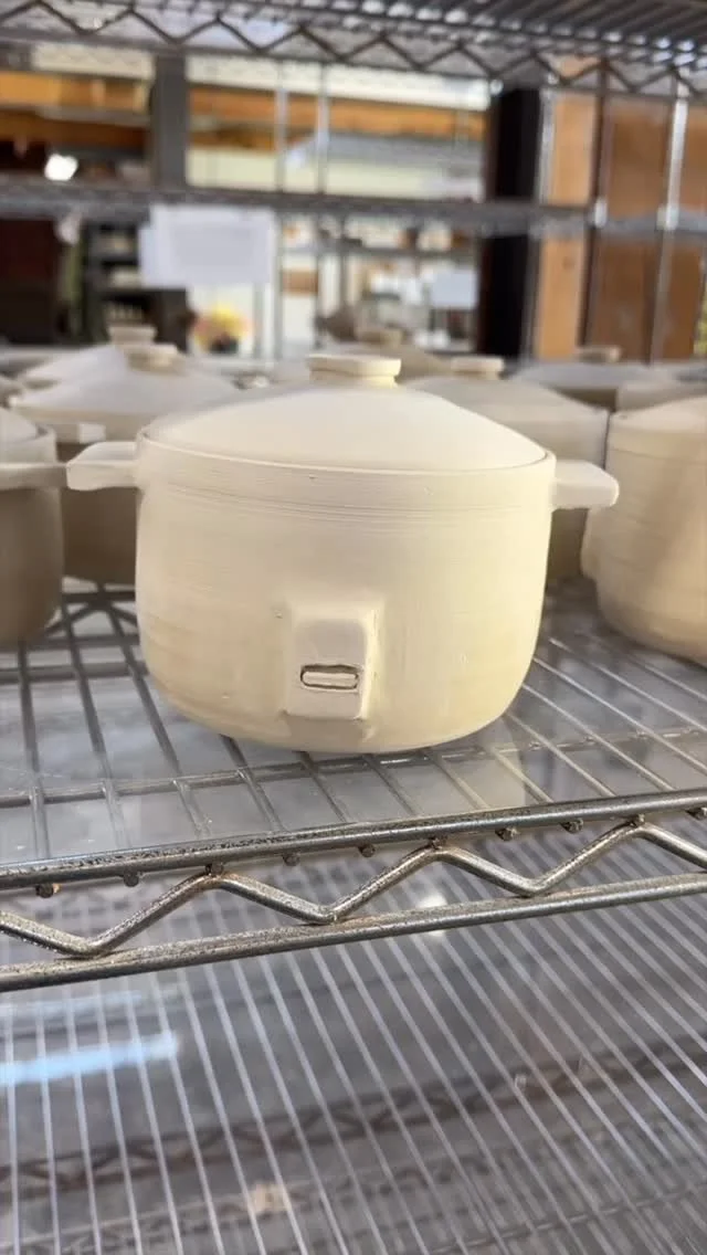 My favorite little joys is making home cooked meals for my loved ones and serving in my home cooked ceramics 🥰 #pottery #ceramicartist #potterylove #ceramicstudio #ceramicart #ricecooker