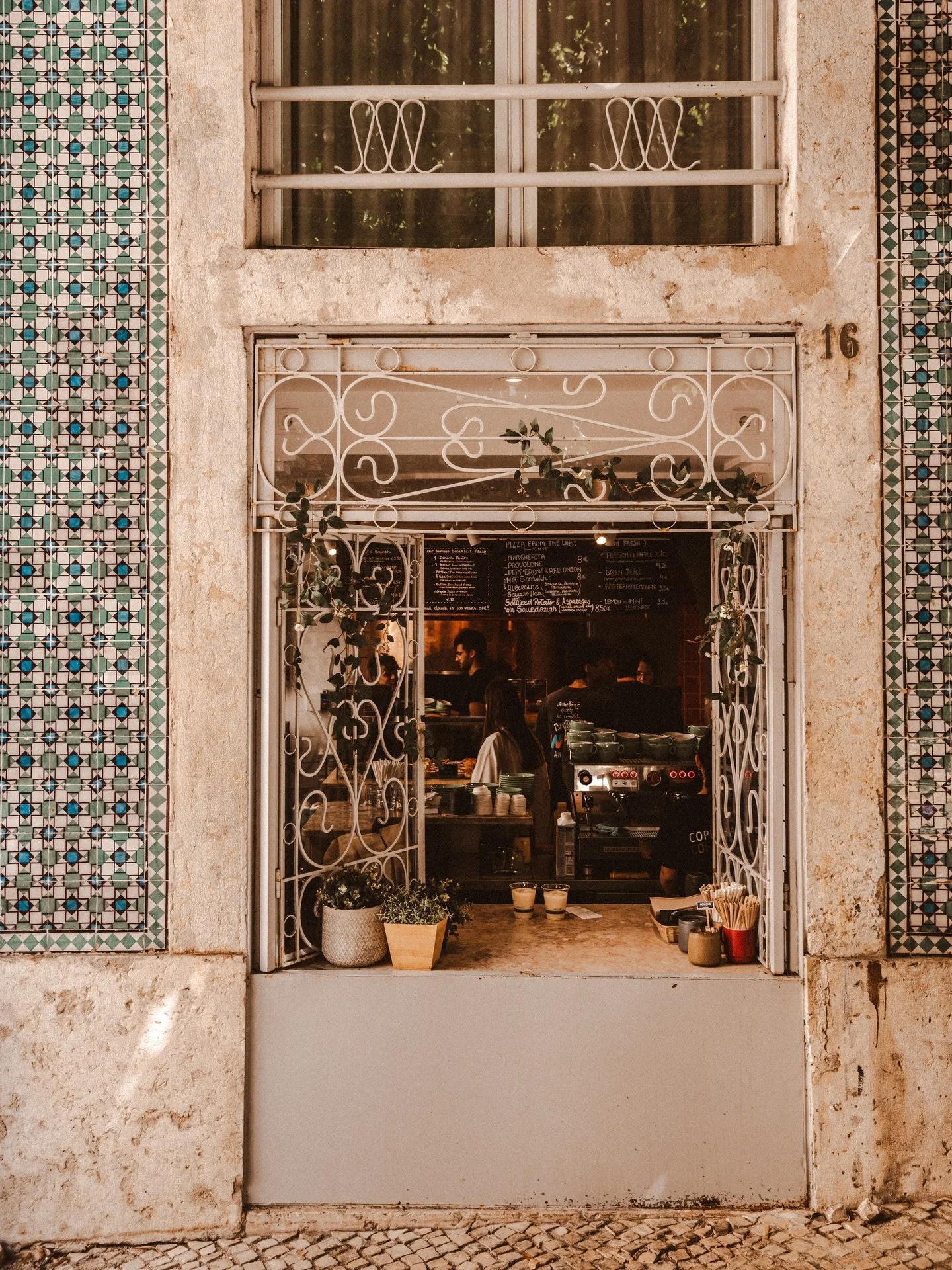 I was wrong. Before I opened the roastery, I thought only a couple of people would do it but it seems like 8 out of 10 orders choose that option. I thought it would be inconvenient for them. Turns out it&rsquo;s what some of em wanted in the first pl