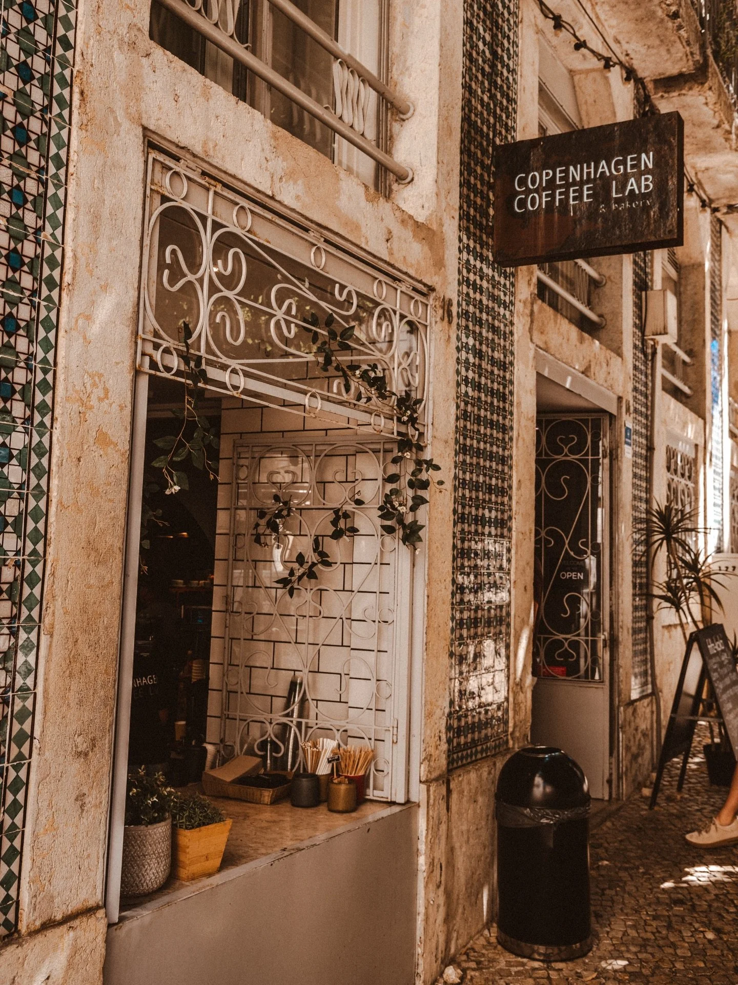 Give the caf&eacute; you&rsquo;ve never been to a little breathing room. 

I&rsquo;ve found the best time to visit is 10&ndash;15 minutes after opening. It gives the baristas a chance to settle in, find their rhythm, and serve those first few custome