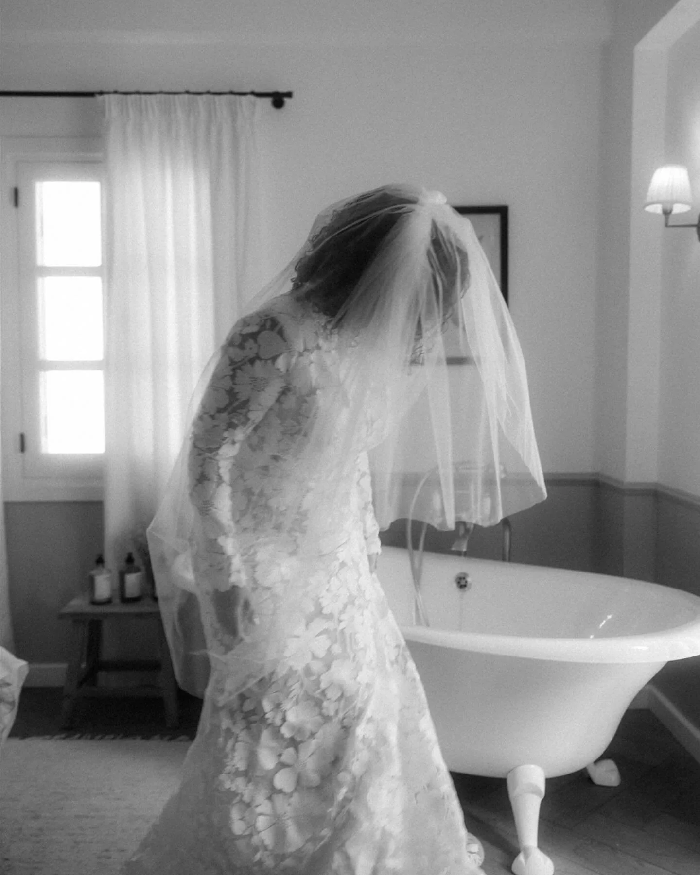 Wedding mornings always carry a certain stillness.

A few quiet minutes. 🤫
Soft light through the window.
The veil going on for the first time. 👰

Agora Hotel, Lefkara.

venue @theagorahotel 
planner @moweddings_cy 
photo @karinaleonenkophotography