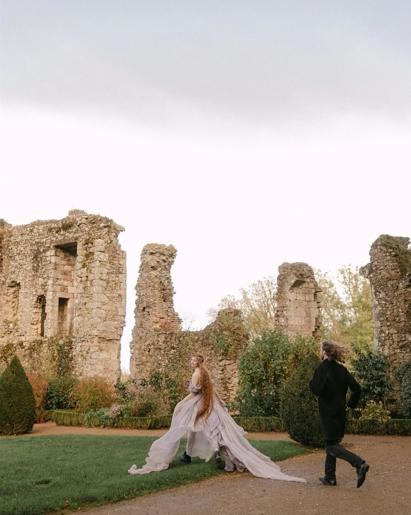 photographing in castles 🏰
feels like stepping into something that already exists

you don&rsquo;t create the story
you find it 🖤
quietly, between the light and the stone

Photographer: @karinaleonenkophotography
Venue: @chateauflocelliere 
Models 