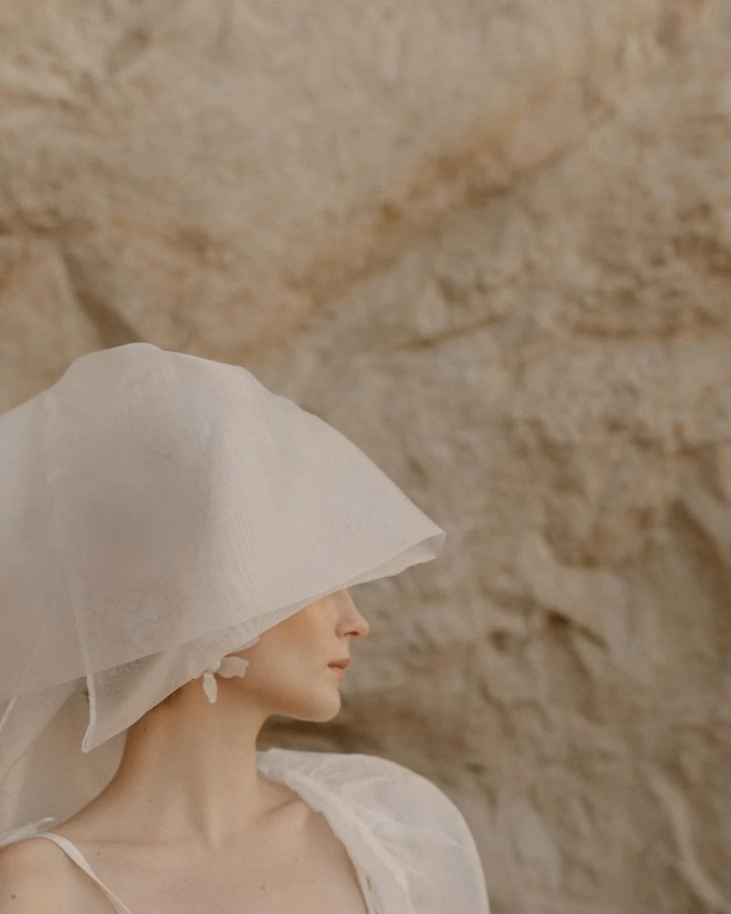 minimalism in photography is not about having less.
it&rsquo;s about keeping only what matters. 💛

Planning &amp; design @tstylewedding 
Photo @karinaleonenkophotography
Video @getta.vision 
Makeup @sipia 
Dress @theroberomance 
Veil @marapetrides 
