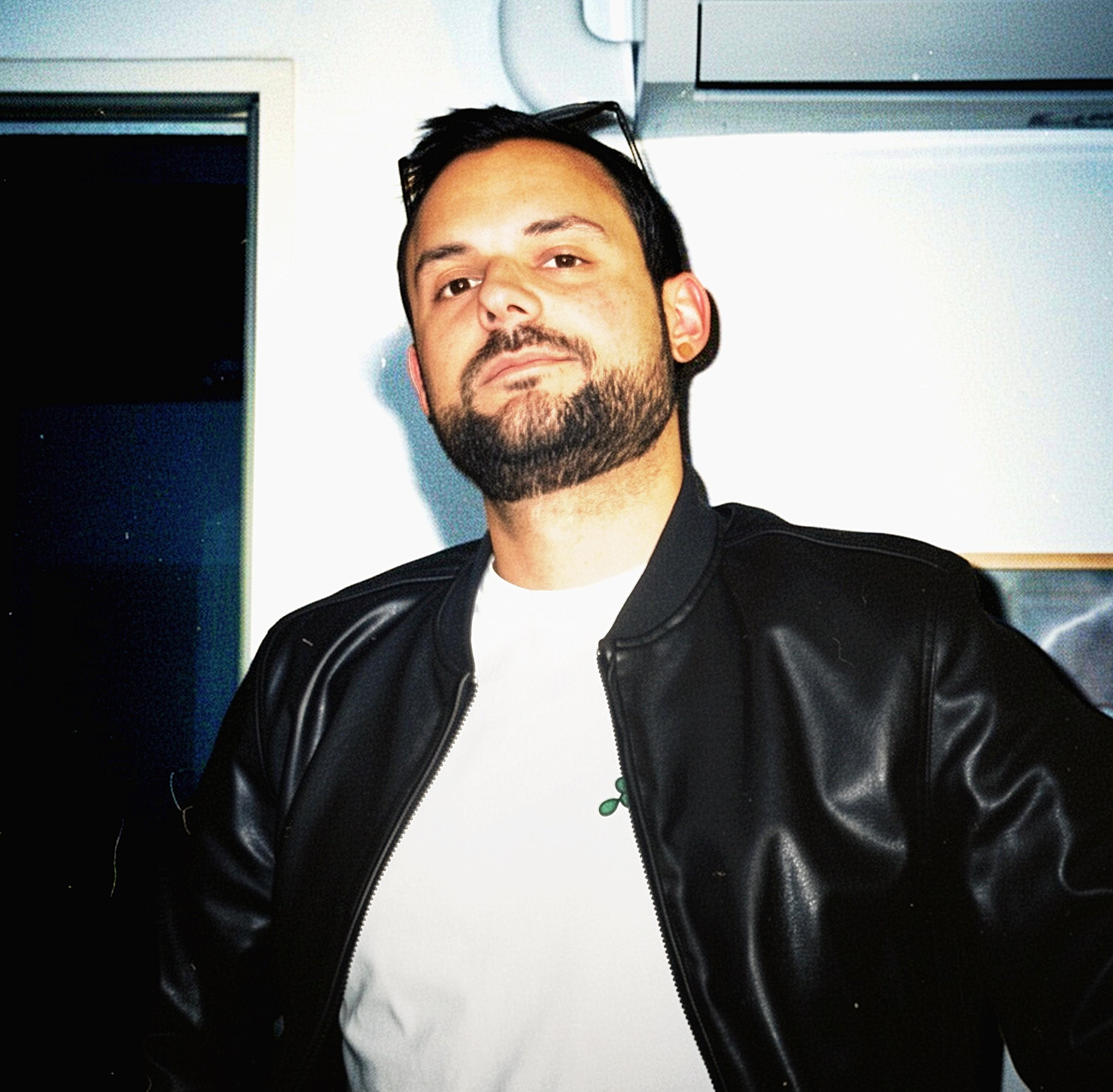 MEANETIK DELIVERS A LATE-NIGHT ESCAPE ON “LOVE LANGUAGE”