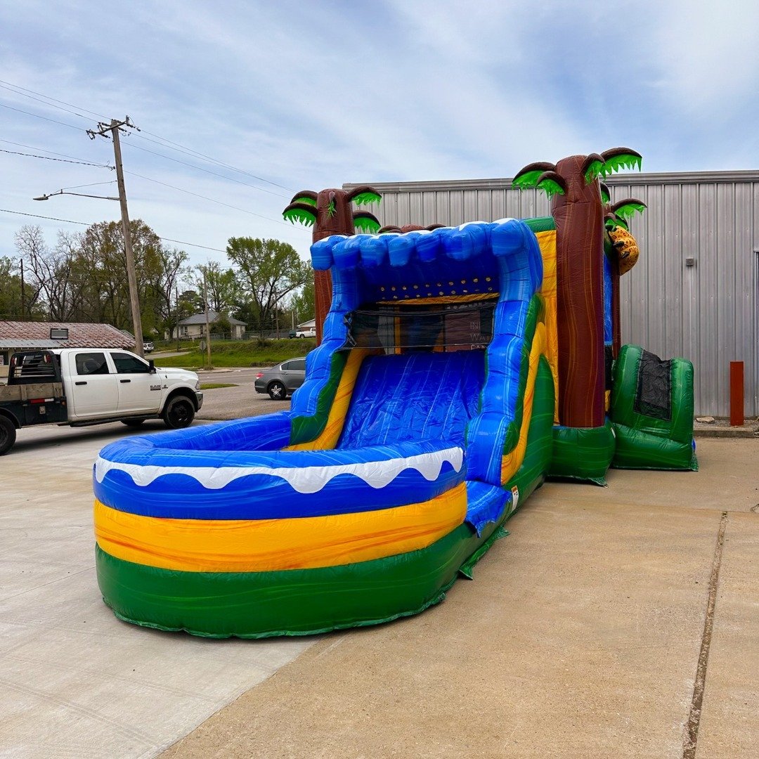 🌴 INFLATABLE FEATURE 🌴
ㅤ
The Jaguar Combo is the perfect inflatable for your smaller kiddos and toddlers! The jump house has inflatable bumpers to keep kids from colliding, and features a slide that ends in a shallow pool for optimal water depth (u