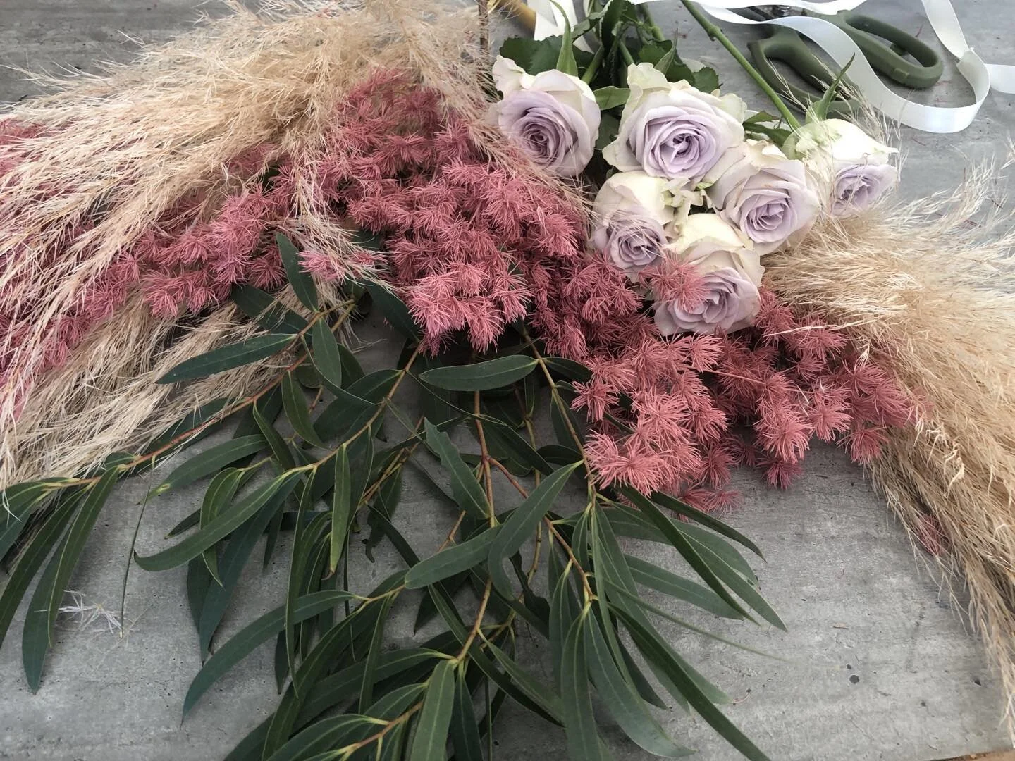 Playing with some pretties today...... ahh a florists life 💐. #floristlife #sopretty #aucklandweddingflorist #vanliernurseries #nz #aucklandweddings
