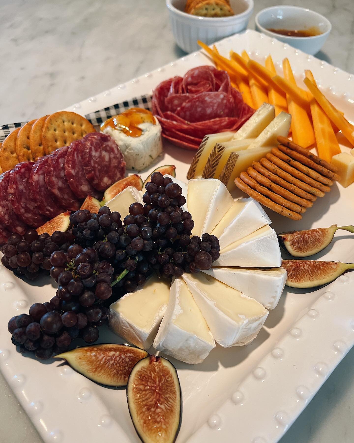 Tip Tuesday: add red pepper flakes to your favorite jam- I love apricot! So sweet and spicy the perfect addition to this charcuterie platter! 
❤️👩🏼&zwj;🍳
#phoenixcatering 
#scottsdalecatering