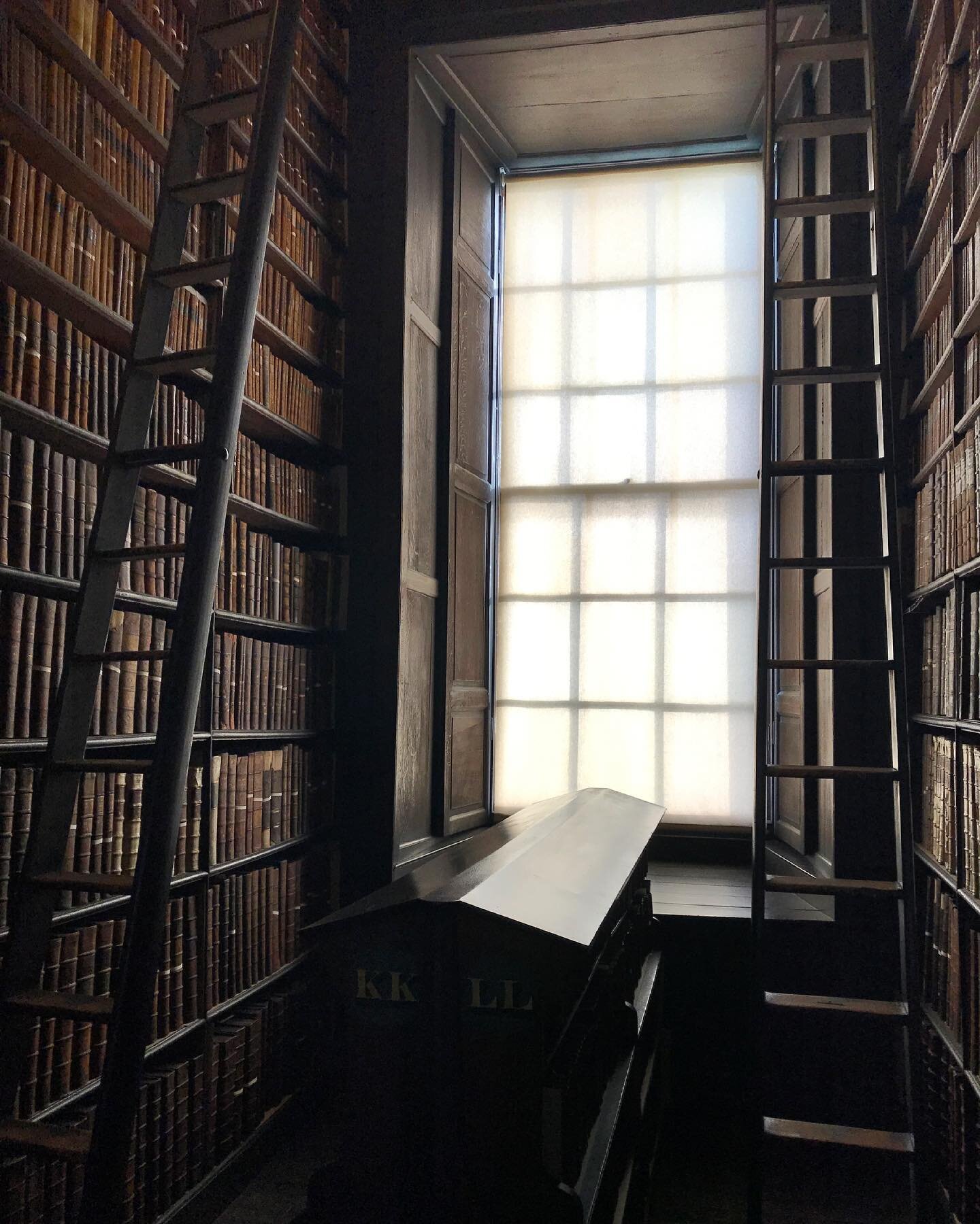 Rainy days have me thinking of Dublin, and how much I&rsquo;d love to curl up with a good book 📖 ... preferably IN Dublin.

In honour of that, a picture of Trinity College&rsquo;s old library - specifically the Long Room - felt in order. 

Considere