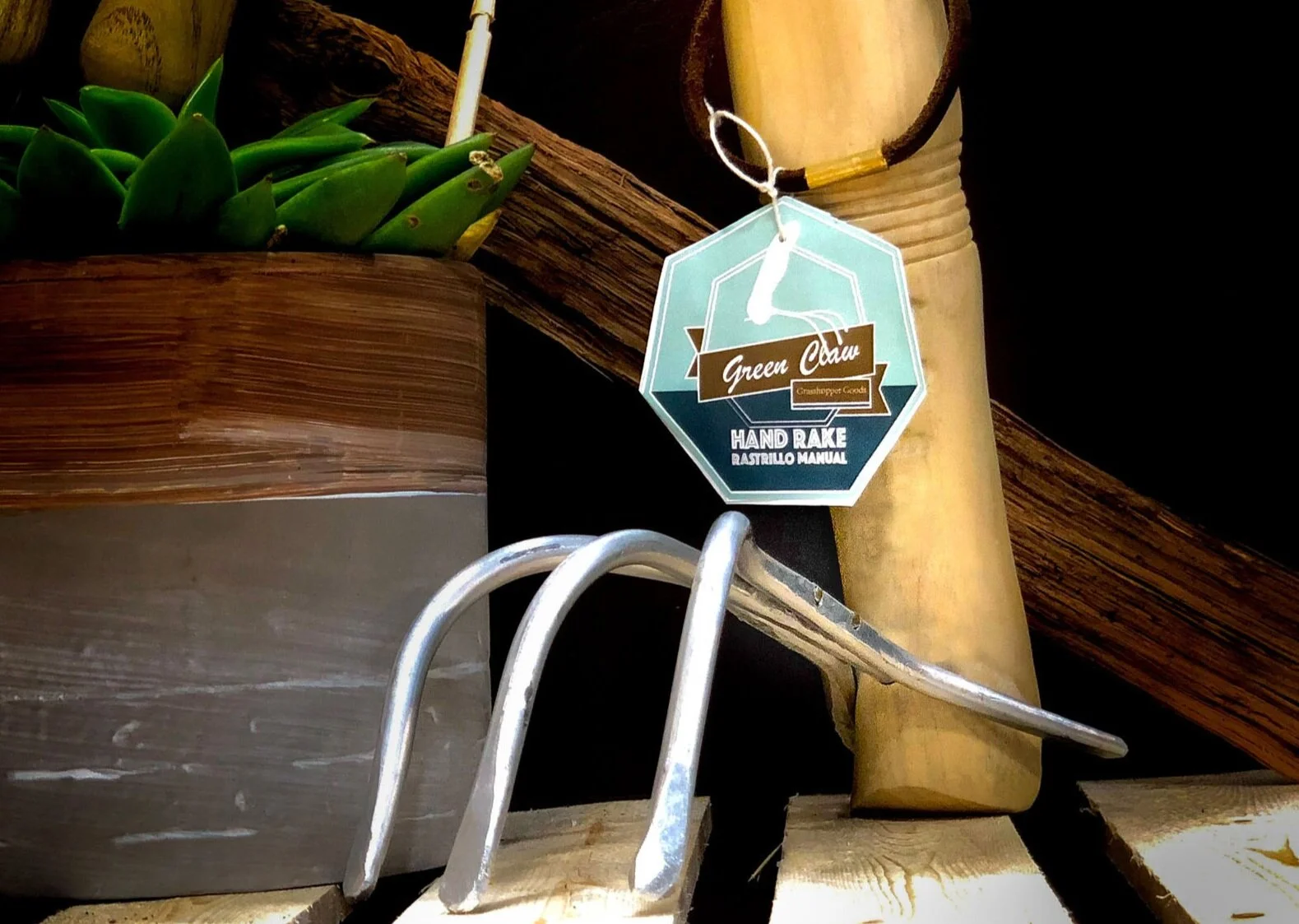 ERGONOMIC GARDEN RAKE